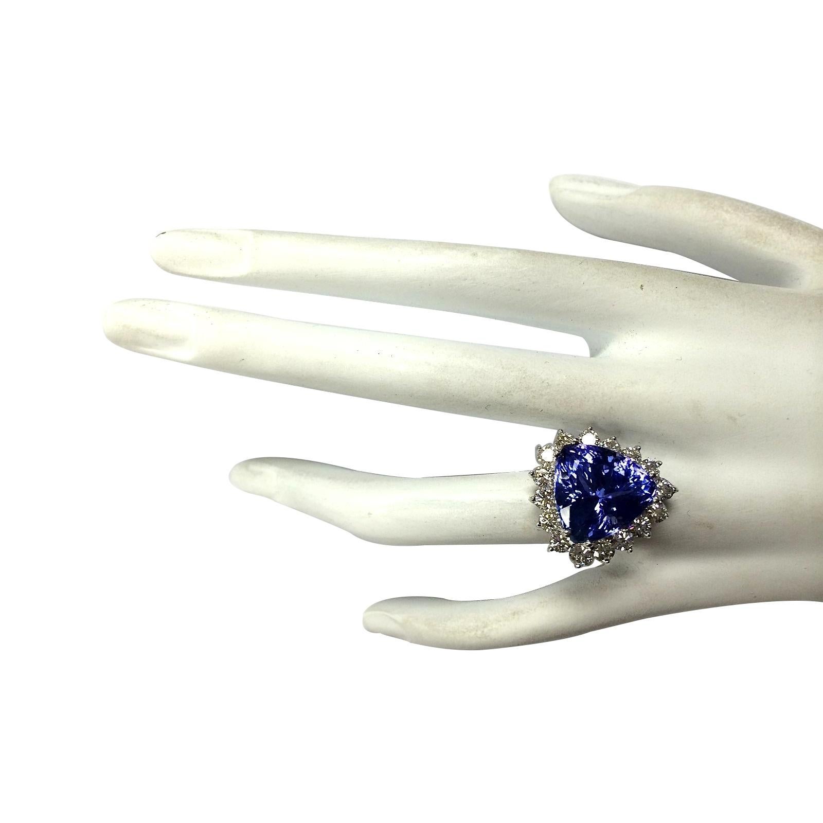 Natural Tanzanite 14 Karat White Gold Diamond Ring In New Condition For Sale In Los Angeles, CA