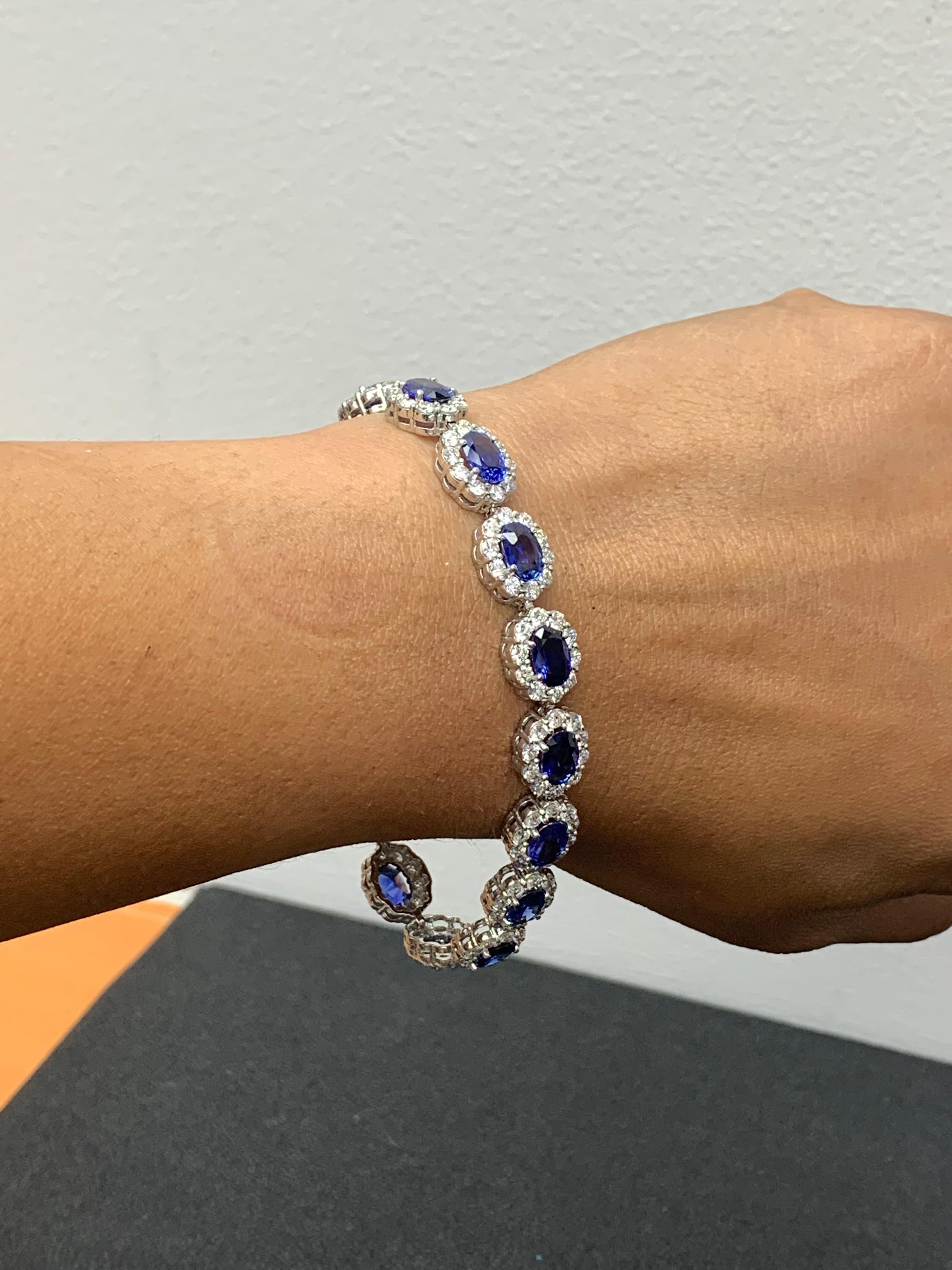 Ein wunderschönes Armband aus blauem Saphir und Diamanten mit farbenprächtigen blauen Saphiren, umgeben von einer einzigen Reihe runder Brillanten. 16 blaue Saphire im Ovalschliff wiegen insgesamt 13,88 Karat; 160 Diamanten mit Akzent wiegen
