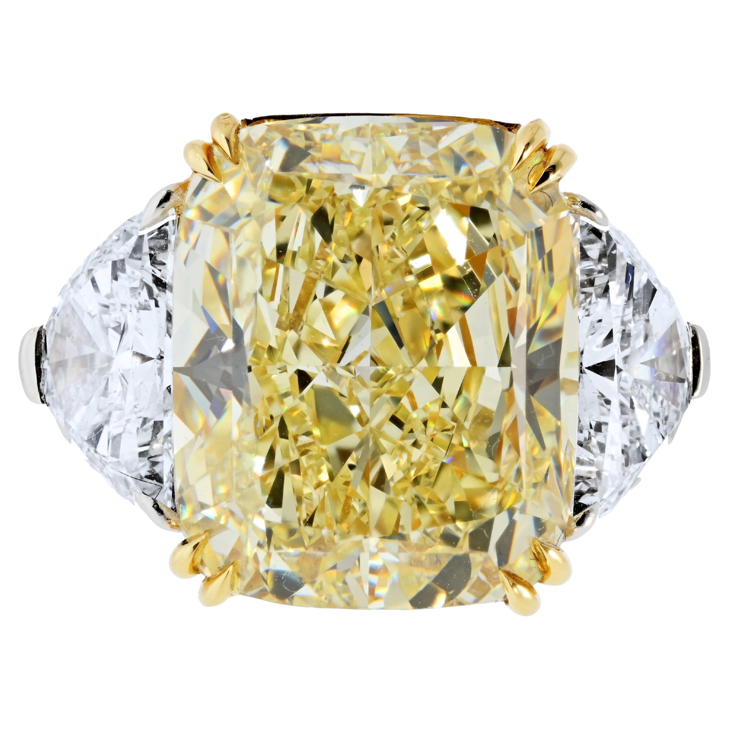 13.89ct Elongated Cushion Cut Fancy Yellow Three Stone Diamond Engagement Ring (bague de fiançailles à trois pierres)