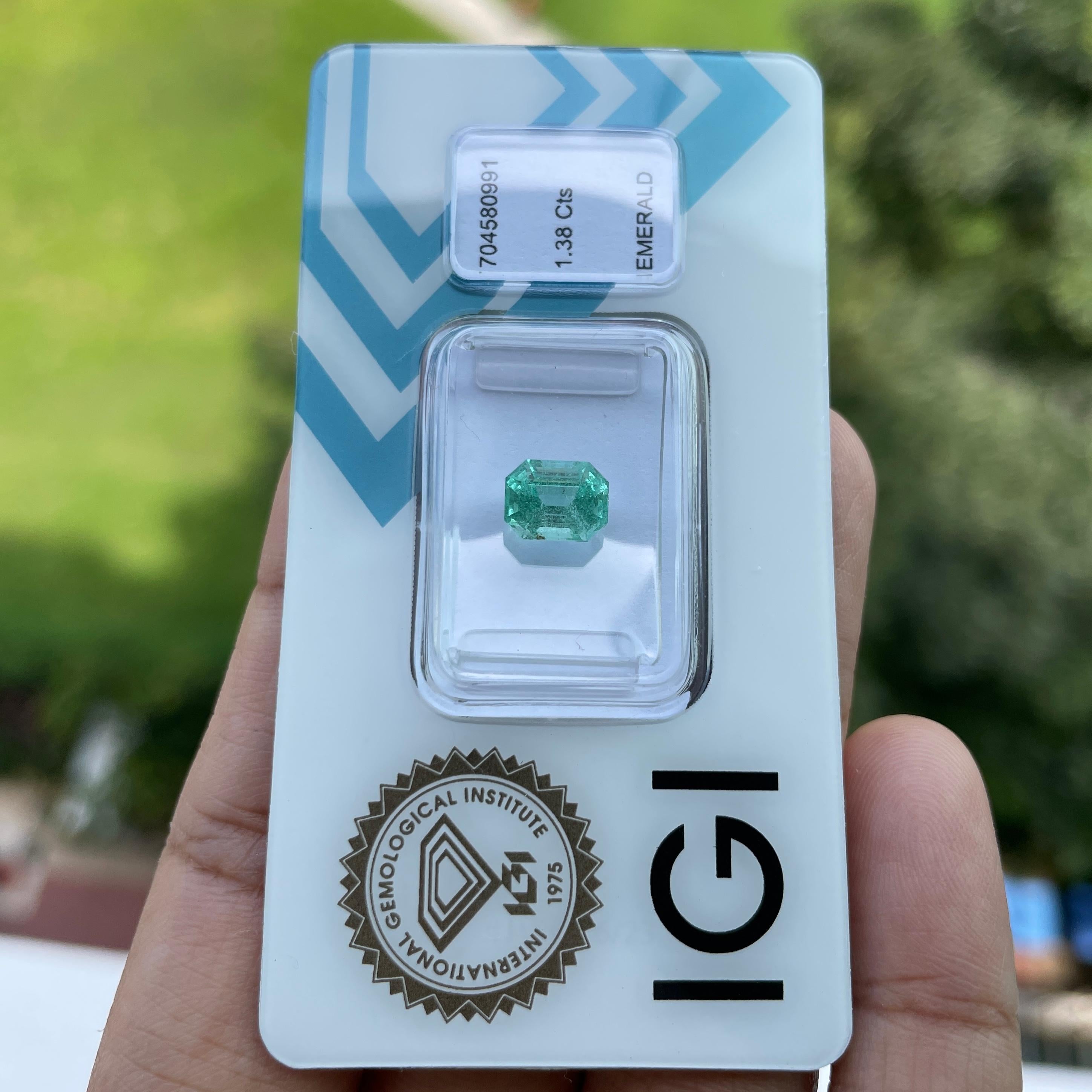 Taglio smeraldo 1,38Ct Smeraldo naturale certificato di colore verde pastello con sigillo IGI in vendita
