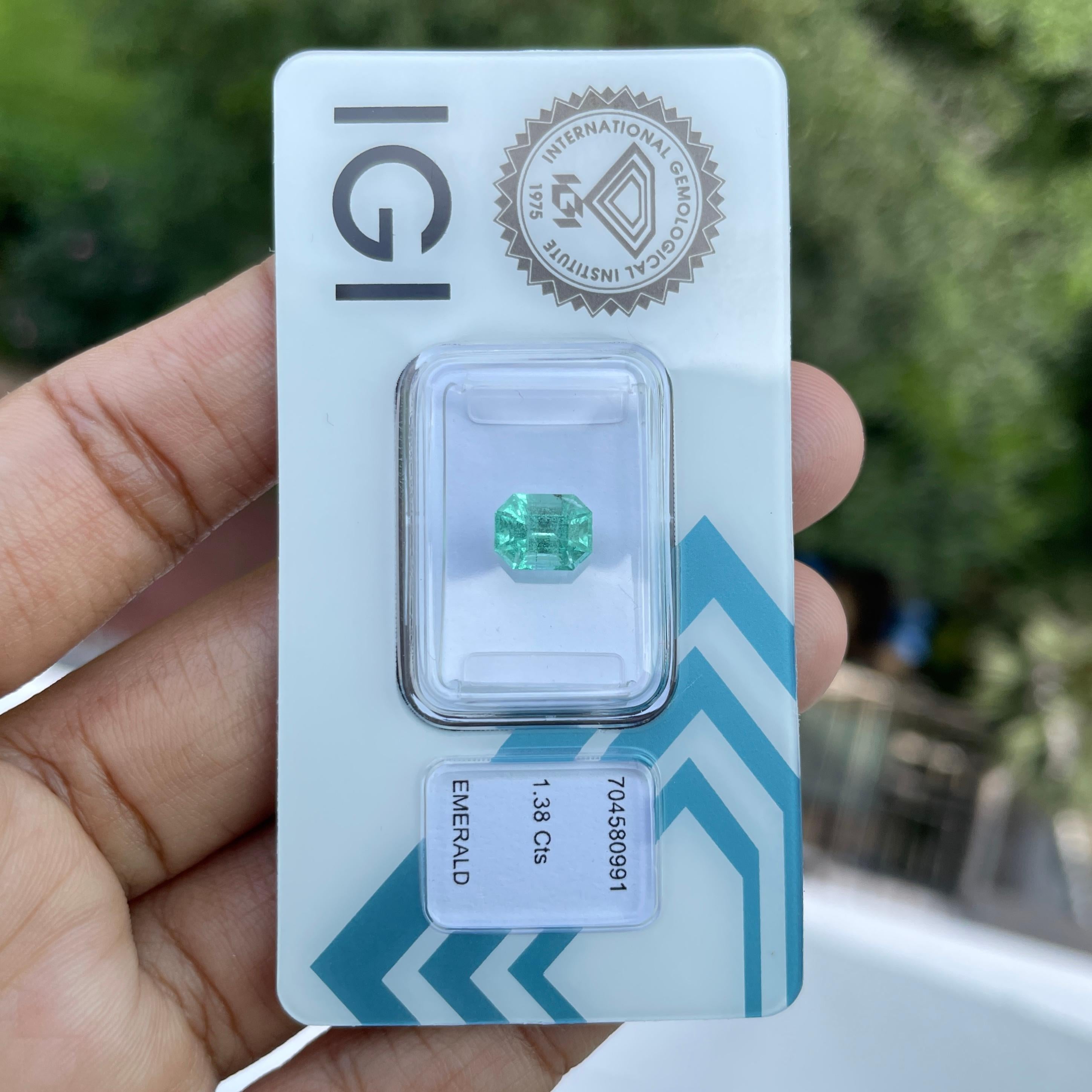 1,38Ct Smeraldo naturale certificato di colore verde pastello con sigillo IGI In condizioni Nuovo in vendita a Singapore, SG