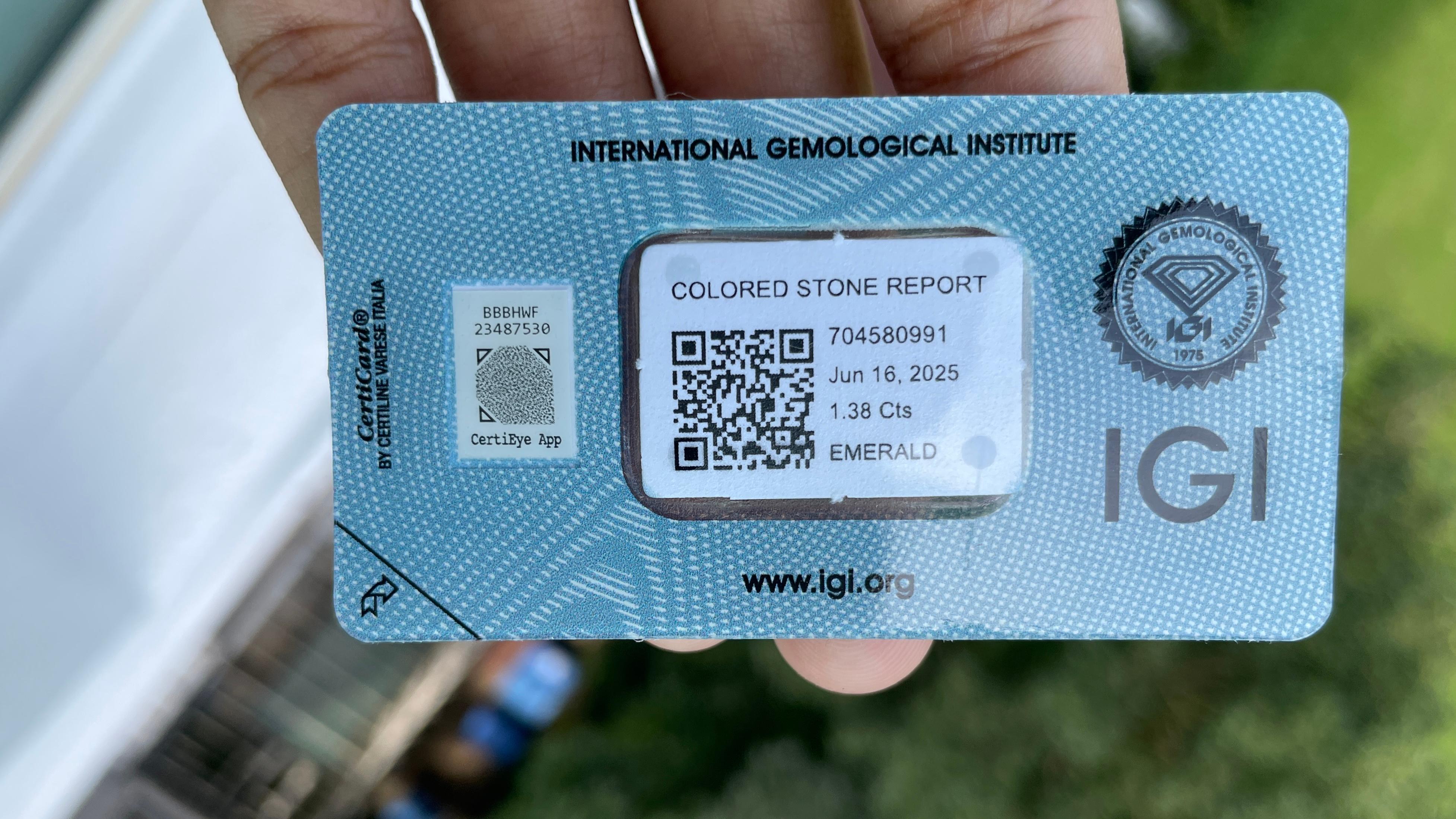 1,38Ct Smeraldo naturale certificato di colore verde pastello con sigillo IGI in vendita 1