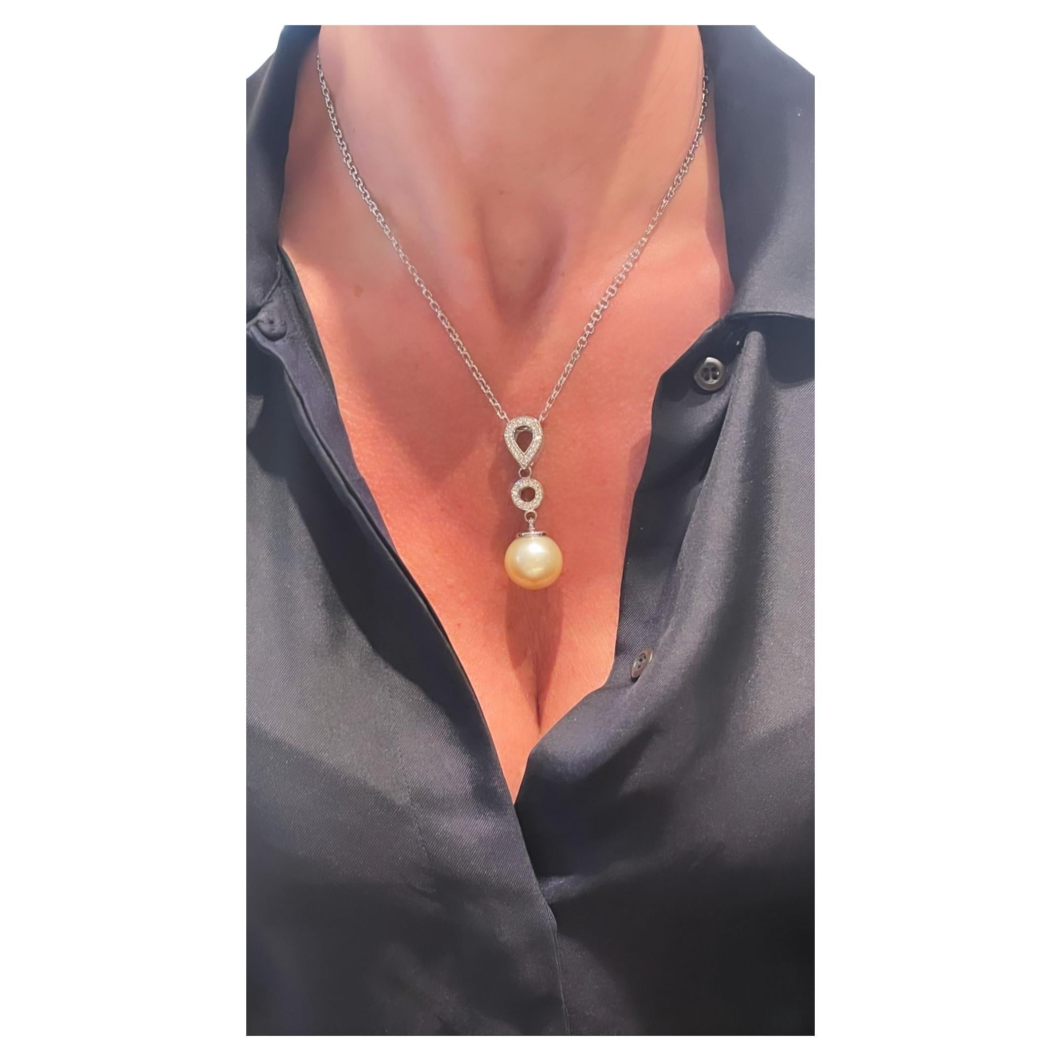 Contemporain Collier pendentif XL en or blanc avec perles naturelles des mers du Sud et diamants en vente