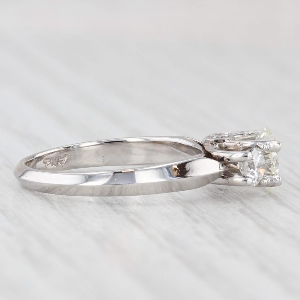 Información sobre la gema:
- Diamante natural -
Quilates - 0,89 ct (6,3 mm) 
Talla - Redonda brillante
Color - L - N
Claridad - VS2

- Diamantes naturales -
Quilates totales - 0,20ct y 0,21ct
Talla - Redonda brillante
Color - G - H
Claridad - SI1 -