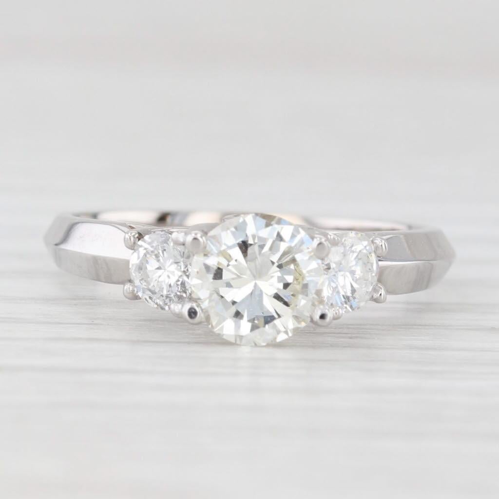 Anillo de compromiso de 3 piedras con diamante redondo de 1,38 ctw y oro blanco de 18k Talla 7 en Bueno estado para la venta en McLeansville, NC