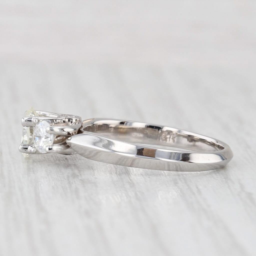 Femenino o masculino Anillo de compromiso de 3 piedras con diamante redondo de 1,38 ctw y oro blanco de 18k Talla 7 en venta