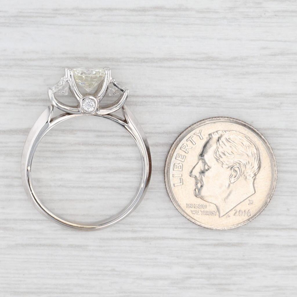 Anillo de compromiso de 3 piedras con diamante redondo de 1,38 ctw y oro blanco de 18k Talla 7 en venta 2