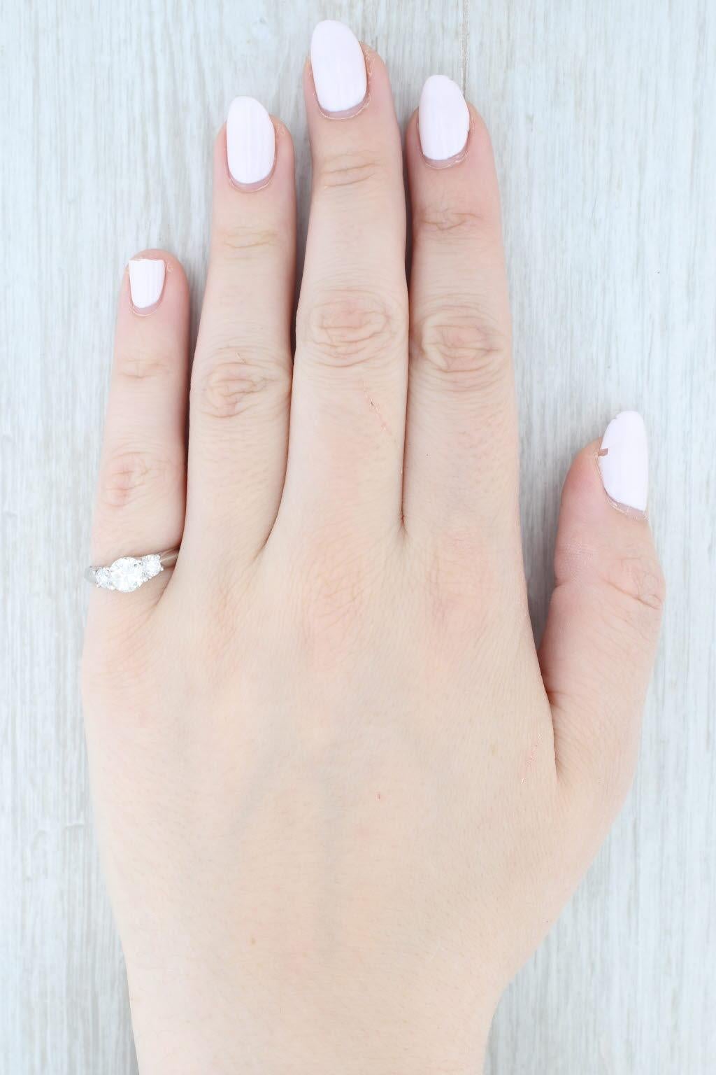 Anillo de compromiso de 3 piedras con diamante redondo de 1,38 ctw y oro blanco de 18k Talla 7 en venta 4