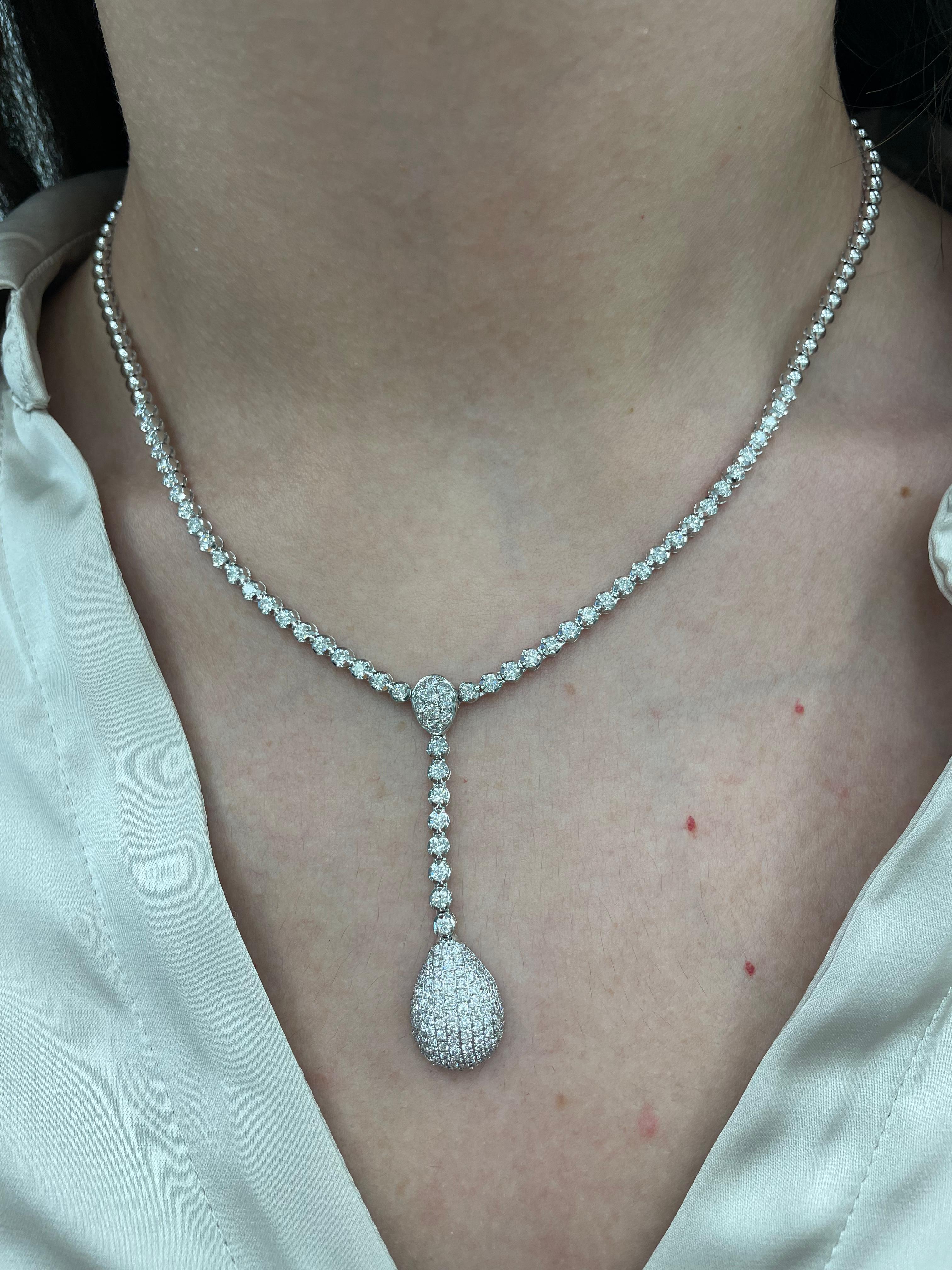 Squisita collana con diamanti a goccia.
*La metà anteriore è con diamanti e quella posteriore no.
129 diamanti tondi brillanti, per un totale di 1,39 carati. Colore F/G e purezza VVS2-VS1. Incastonato in oro bianco 18 carati, 33,39 grammi e 17