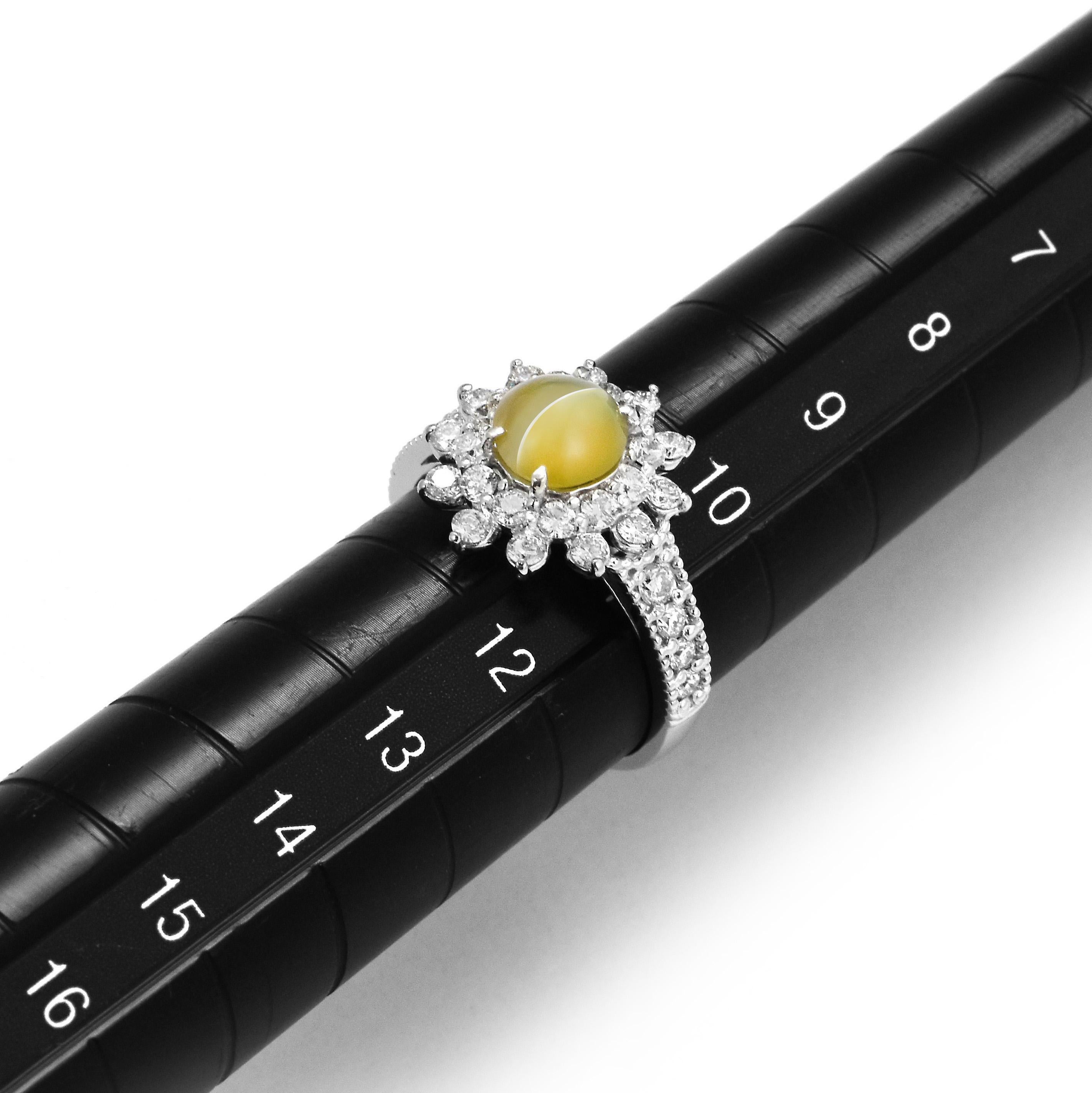1.39 Carat 'Honey-Color' Cat's Eye Chrysoberyl and Diamond Ring Set in Platinum For Sale 5