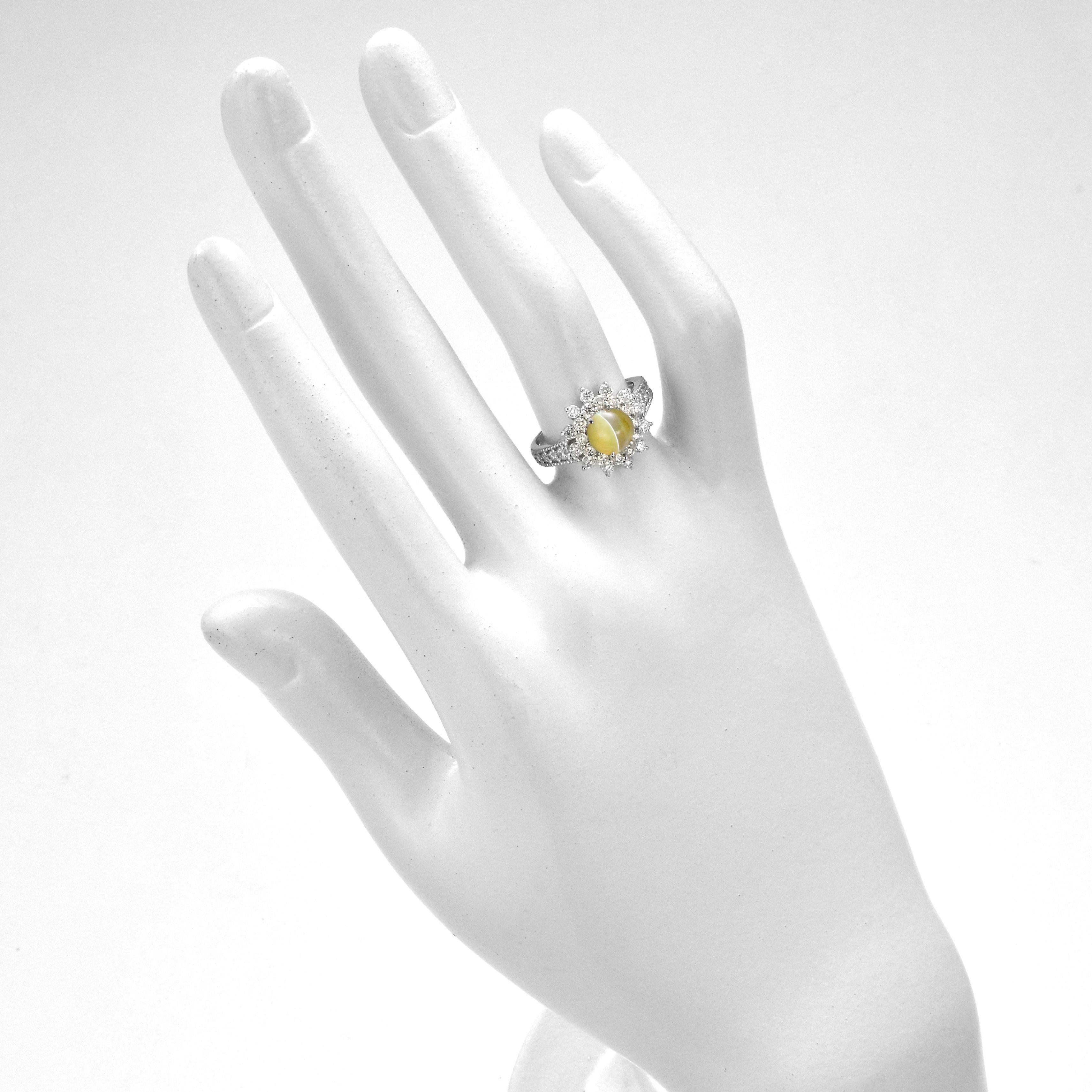 Modern 1.39 Carat 'Honey-Color' Cat's Eye Chrysoberyl and Diamond Ring Set in Platinum For Sale