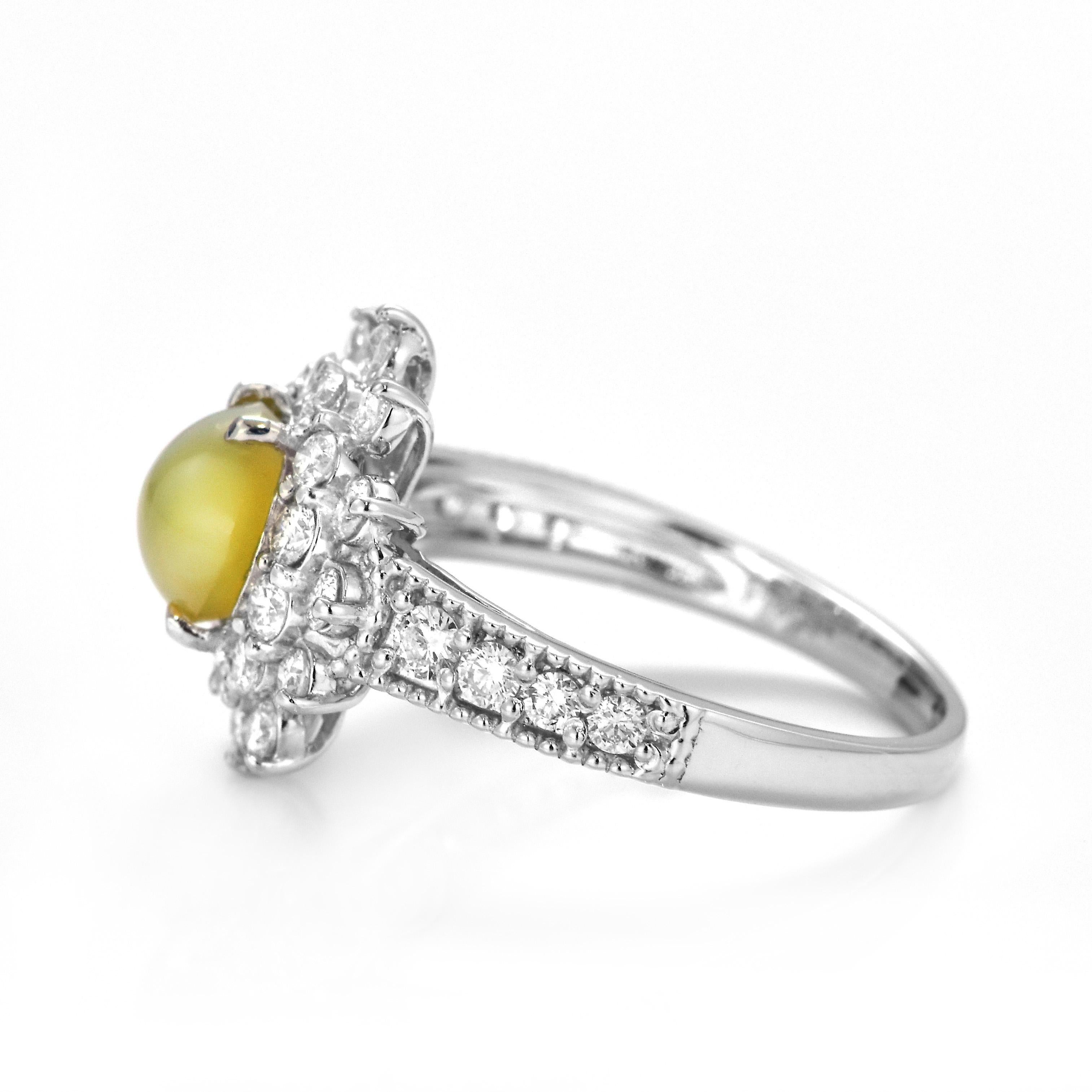 1.39 Carat 'Honey-Color' Cat's Eye Chrysoberyl and Diamond Ring Set in Platinum In New Condition For Sale In Tokyo, JP