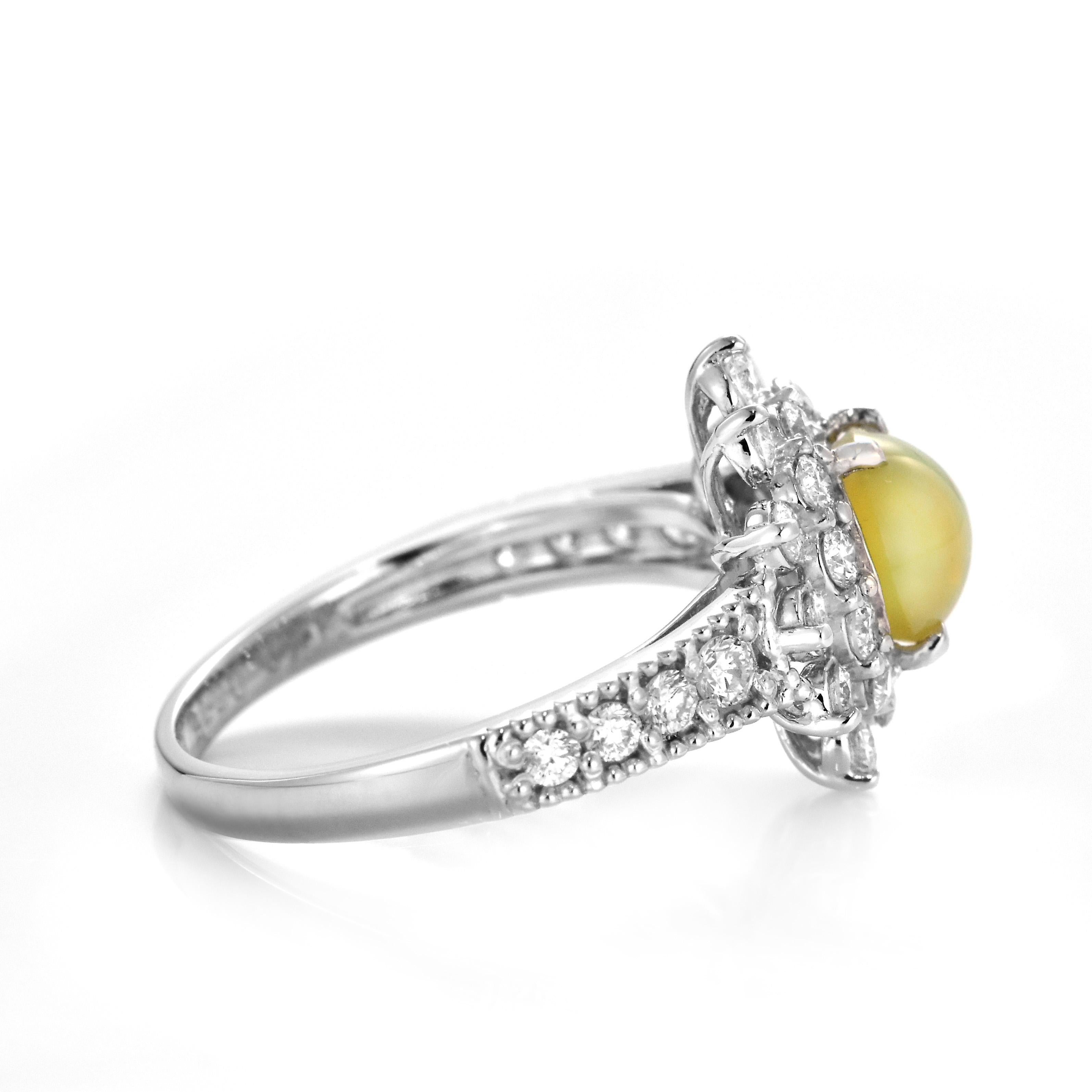 1.39 Carat 'Honey-Color' Cat's Eye Chrysoberyl and Diamond Ring Set in Platinum For Sale 1
