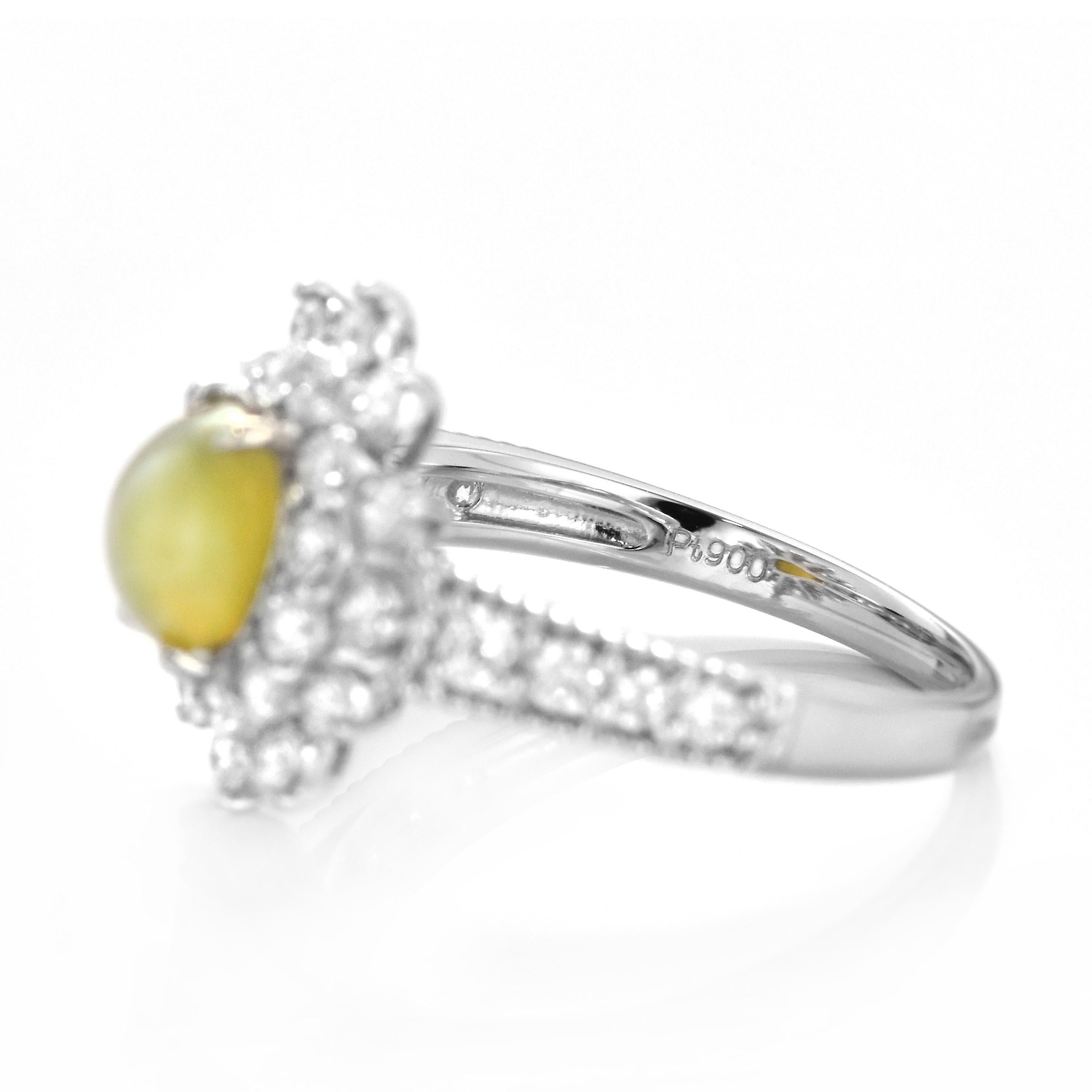 1.39 Carat 'Honey-Color' Cat's Eye Chrysoberyl and Diamond Ring Set in Platinum For Sale 3