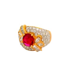 Anillo de oro amarillo de 18 quilates con rubí de 1,39 quilates y pavé de diamantes