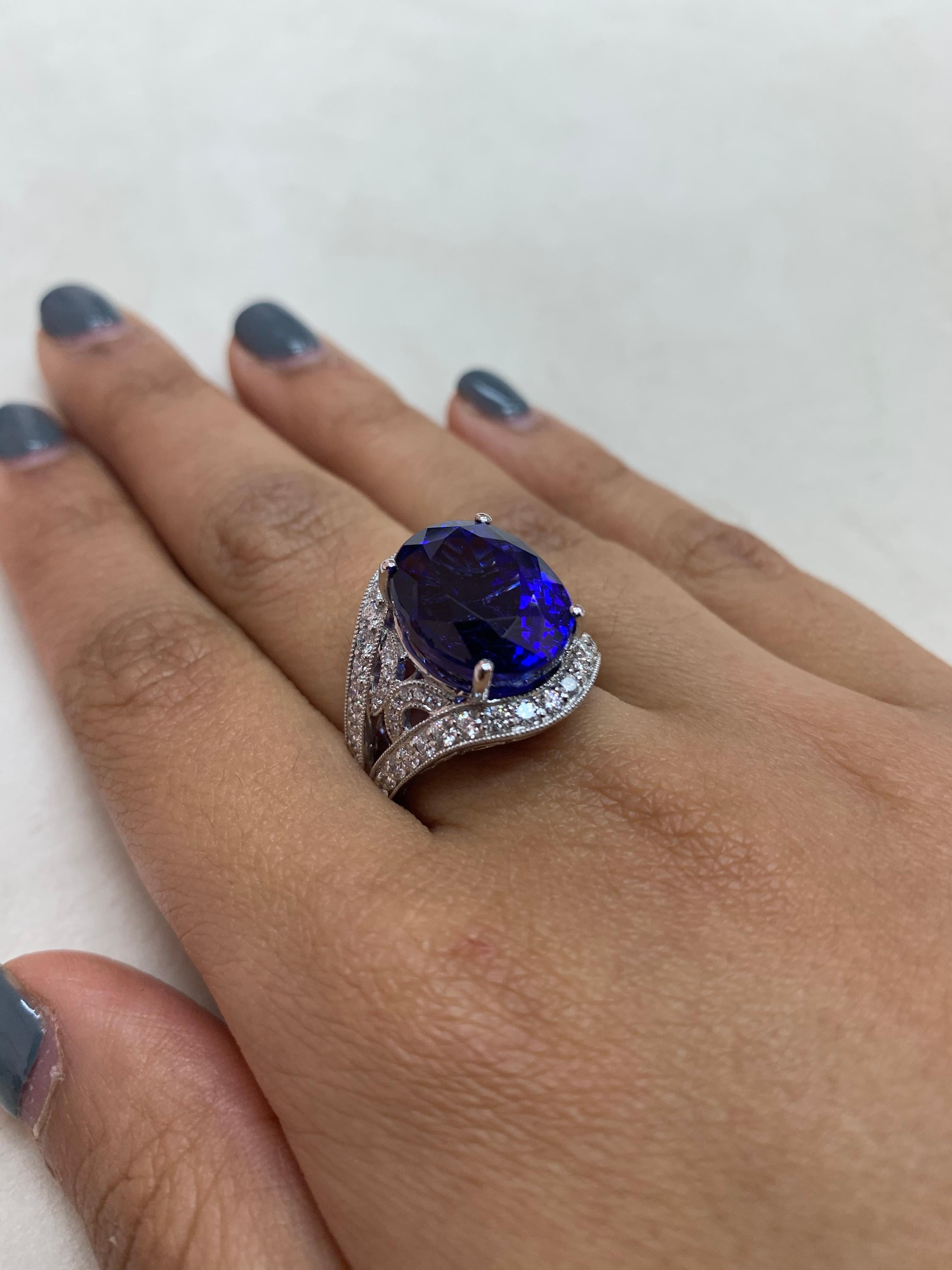 13.9 Carat Tanzanite and White Diamond Ring in 18 Karat White Gold In New Condition For Sale In Hong Kong, HK
