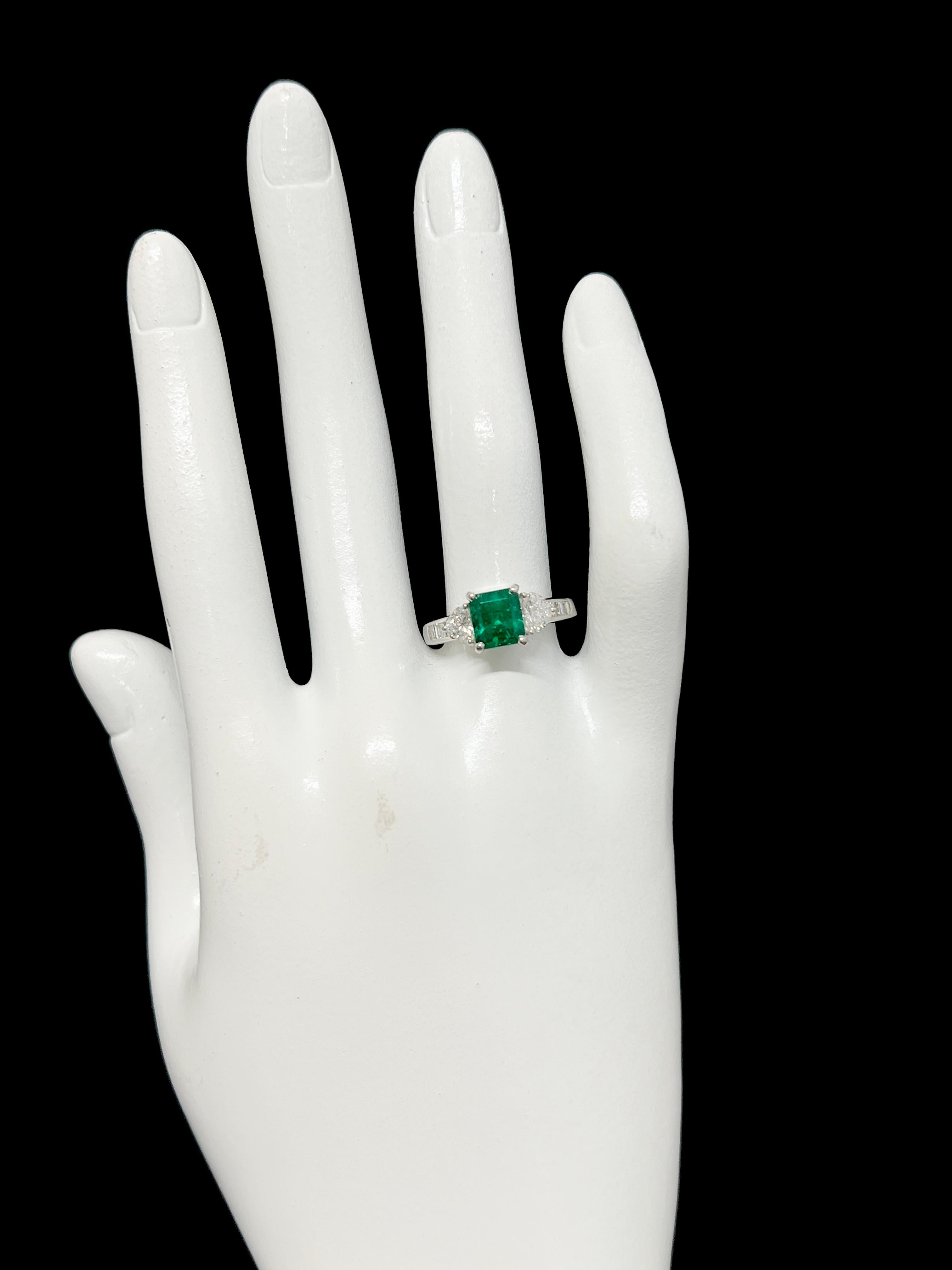 1.39 Carat Vivid Green, Colombian Emerald and Diamond Ring Set in Platinum In New Condition For Sale In Tokyo, JP