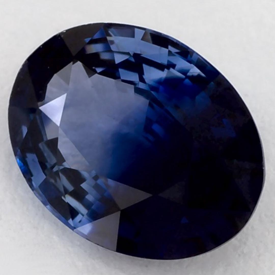 Este zafiro azul natural ofrece elegancia y sofisticación. Con su rica saturación de color y su corte preciso, es la pieza central perfecta para un anillo de compromiso o un diseño de joyería de lujo.

Este zafiro es originario de Sri Lanka