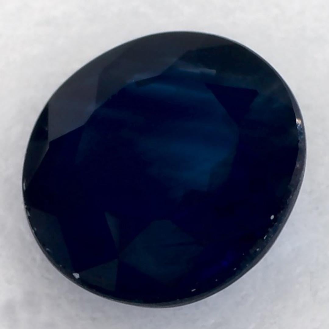 Este zafiro azul natural ofrece elegancia y sofisticación. Con su rica saturación de color y su corte preciso, es la pieza central perfecta para un anillo de compromiso o un diseño de joyería de lujo.

Este zafiro es originario de Sri Lanka
