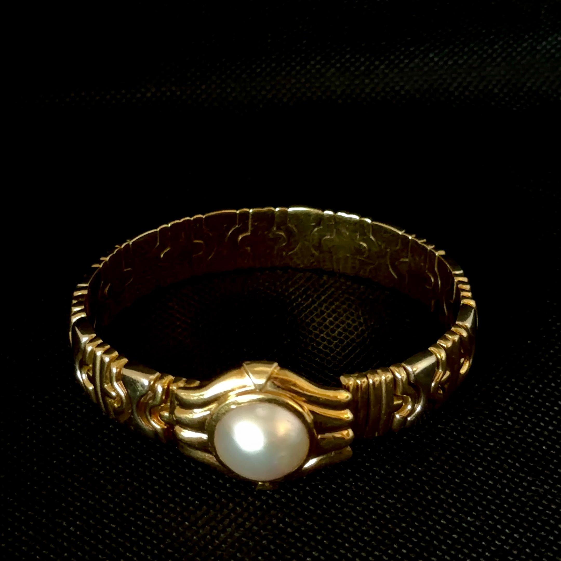 Round Cut 13.9 mm Mother of Pearl 18K Yellow Gold Bracelet For Sale