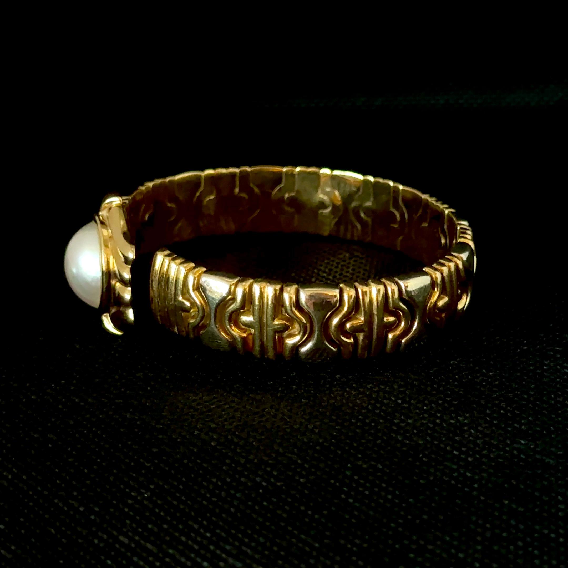 13.9 mm Mother of Pearl 18K Yellow Gold Bracelet In Excellent Condition For Sale In West Palm Beach, FL
