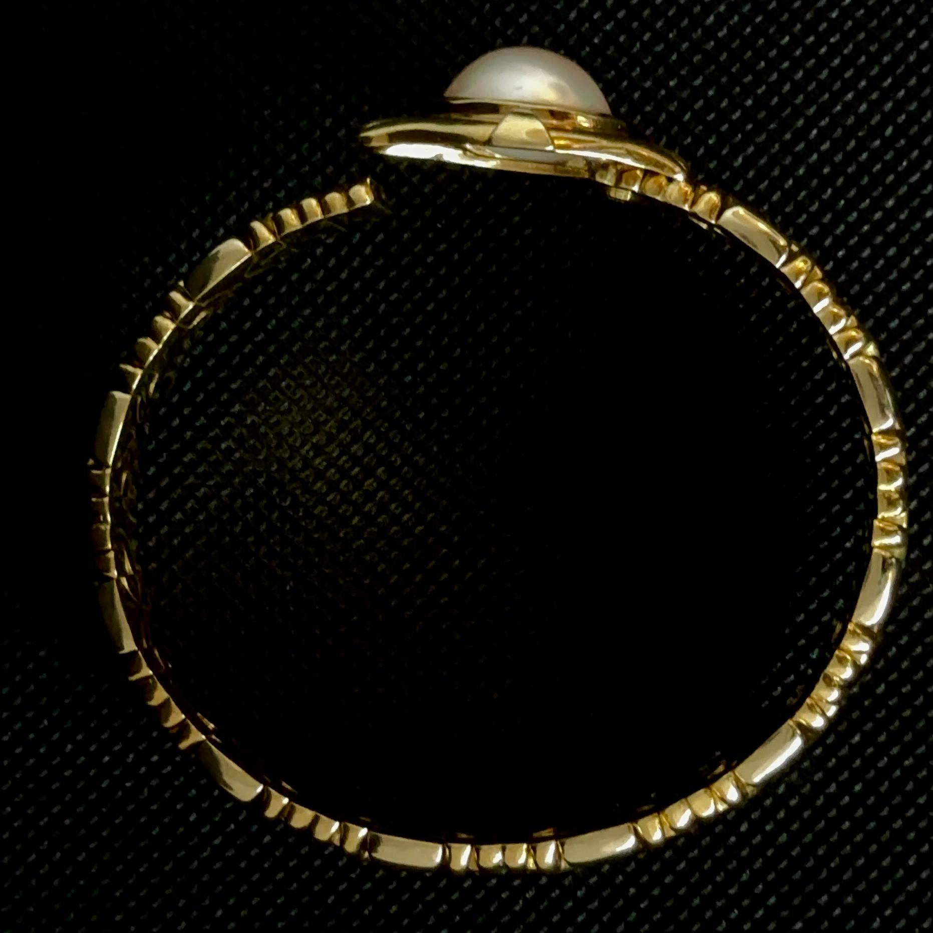 Women's 13.9 mm Mother of Pearl 18K Yellow Gold Bracelet For Sale