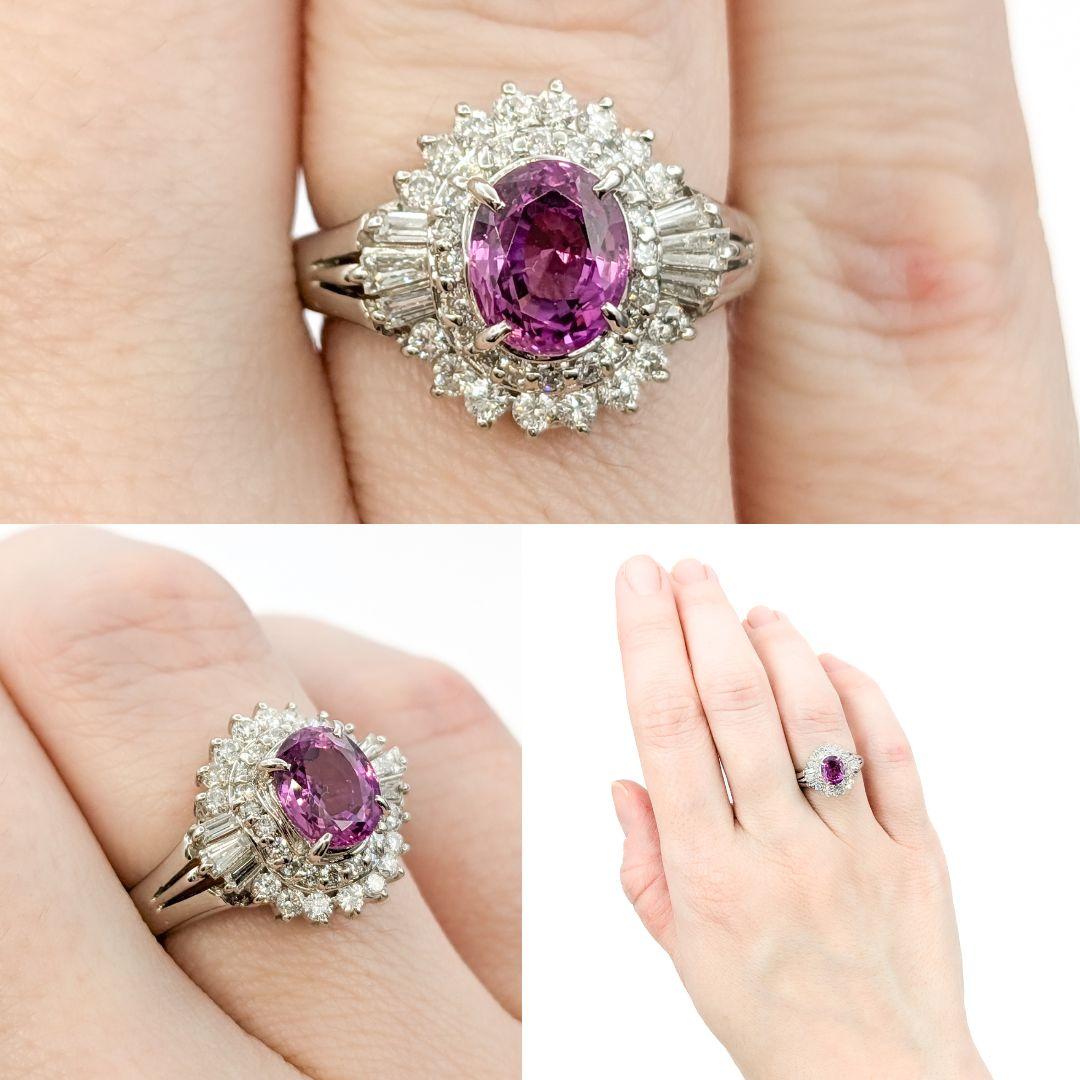 1.39 Natürlicher rosa Saphir & Diamant Ballerina-Ring aus Platin

Wir stellen Ihnen diesen wunderschönen, meisterhaft aus Platin gefertigten Modering mit rosa Saphir vor. Der Ring besticht durch einen natürlichen rosa Saphir von 1,39 Karat in der