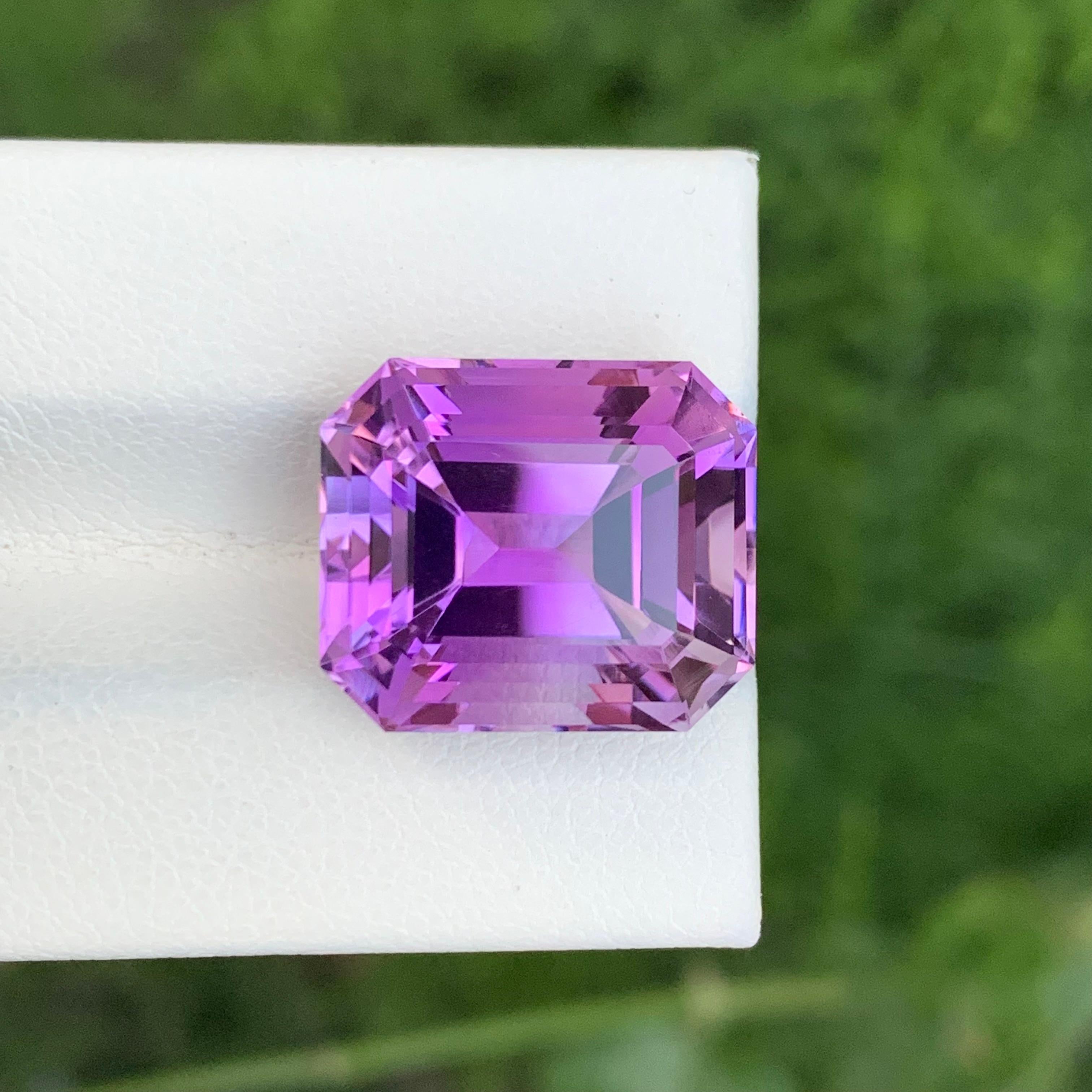 Stein: Amethyst
Gewicht : 13,90 Karat
Abmessungen: 15,2 x 13 x 10,6 mm
Herkunft: Brasilien
Schliff: Smaragd-Schliff
Farbe: Lila
Behandlung: Nicht
Zertifikat: Auf Kundenwunsch

Der Amethyst, eine atemberaubende violette Quarzsorte, ist nicht nur für