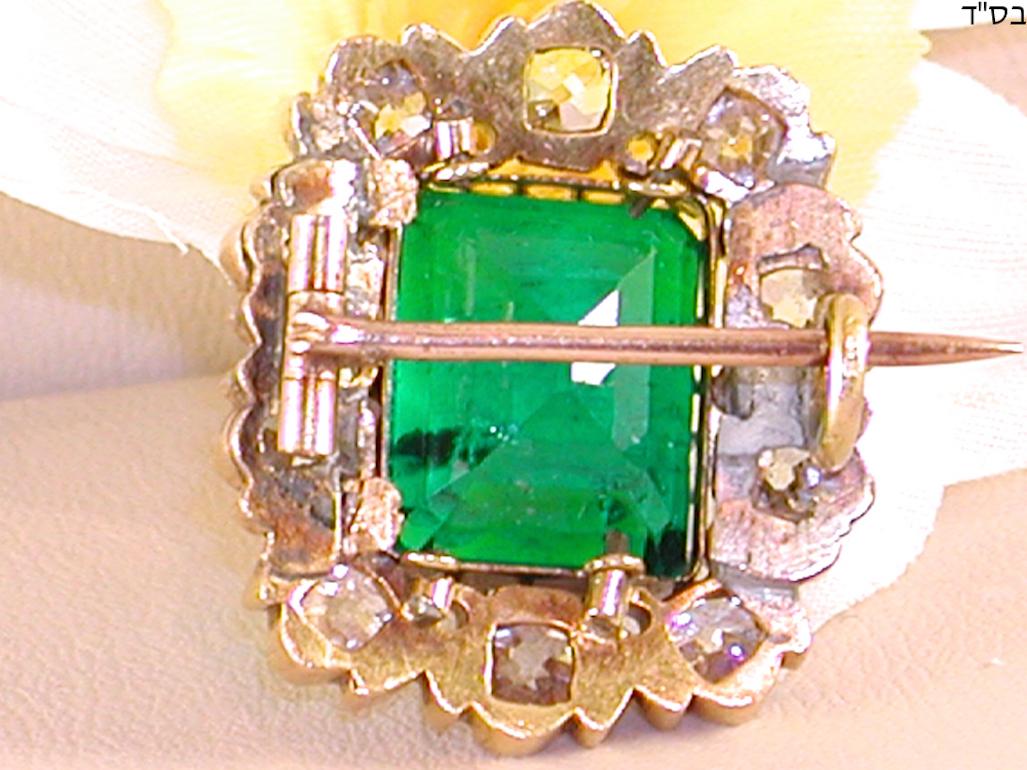 Round Cut 13.92 Carat IGI Certified 19th Century Antique Diamond Colombian Emerald Brooch For Sale