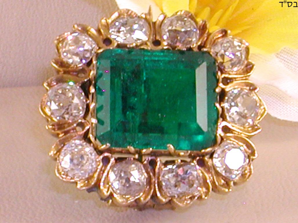 13.92 Carat IGI Certified 19th Century Antique Diamond Colombian Emerald Brooch In Good Condition For Sale In Antwerp, BE