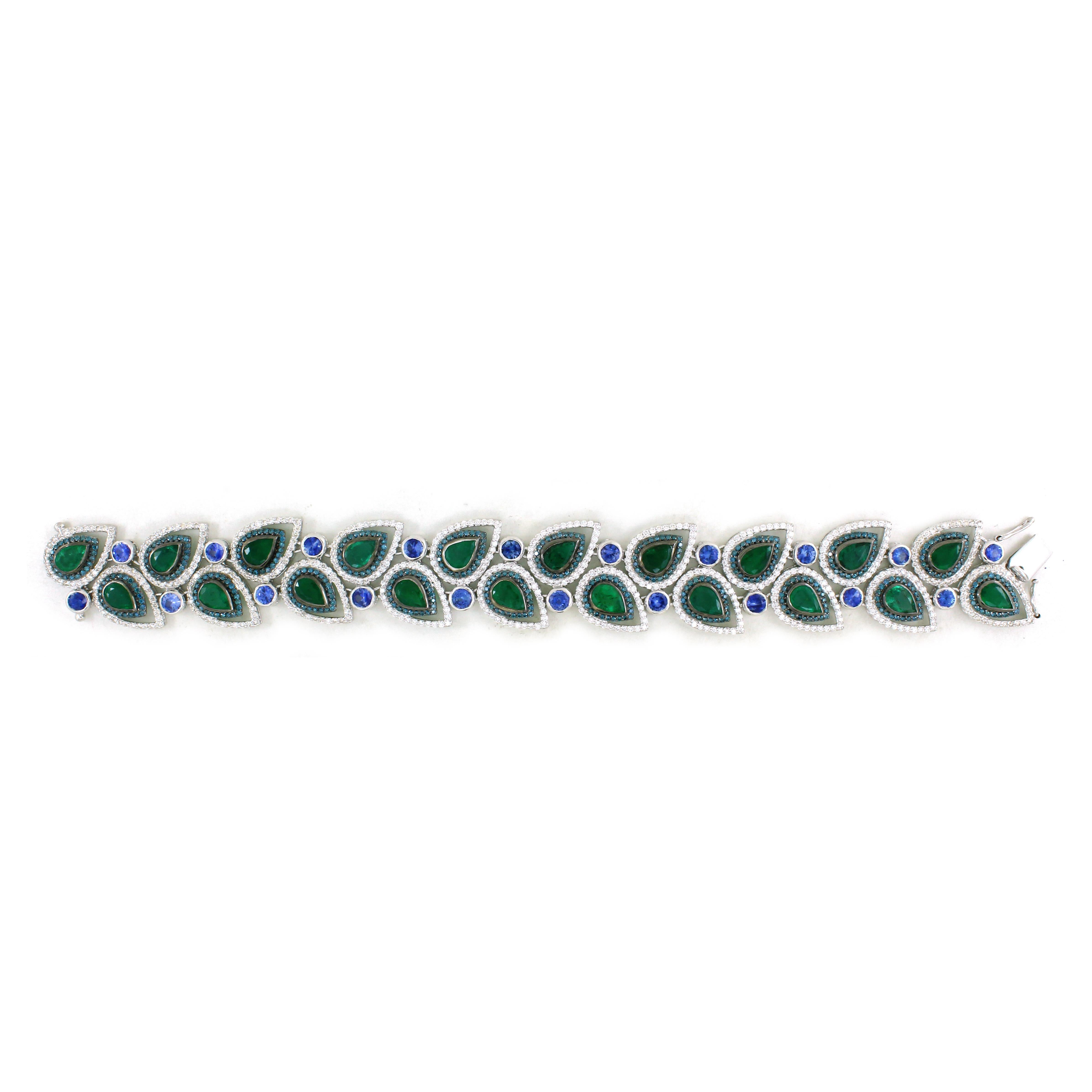 Esta exquisita pulsera de eslabones es una obra maestra de elegancia y lujo. Elaborada en oro blanco de 18 quilates y con un peso de 39,6 gramos, presenta 20 piedras de esmeralda talla pera de un total de 13,92 quilates, cada una de ellas con un