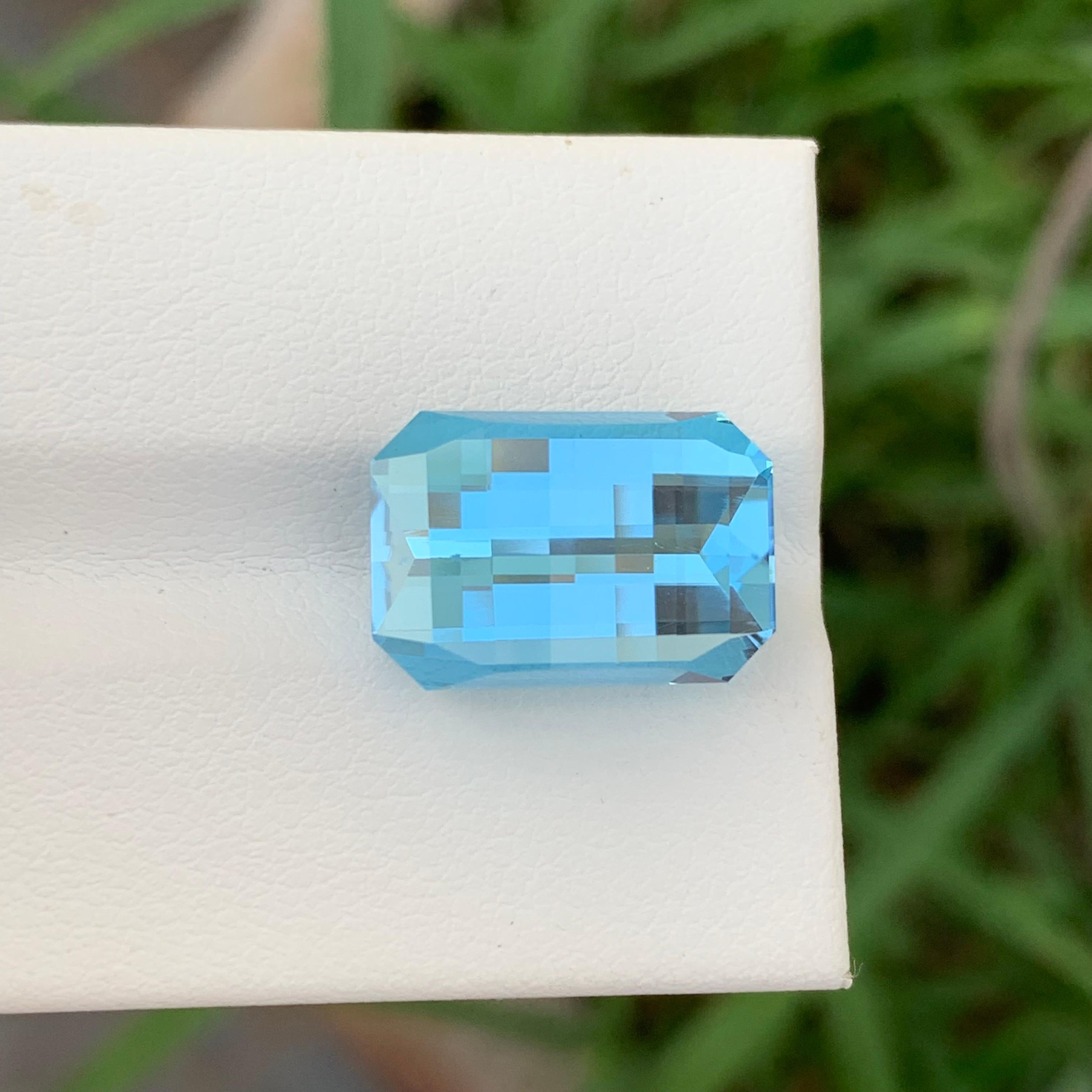 Women's or Men's 13.95 Carat Glamorous Blue Topaz Pixel Cut Gem For Necklace For Sale