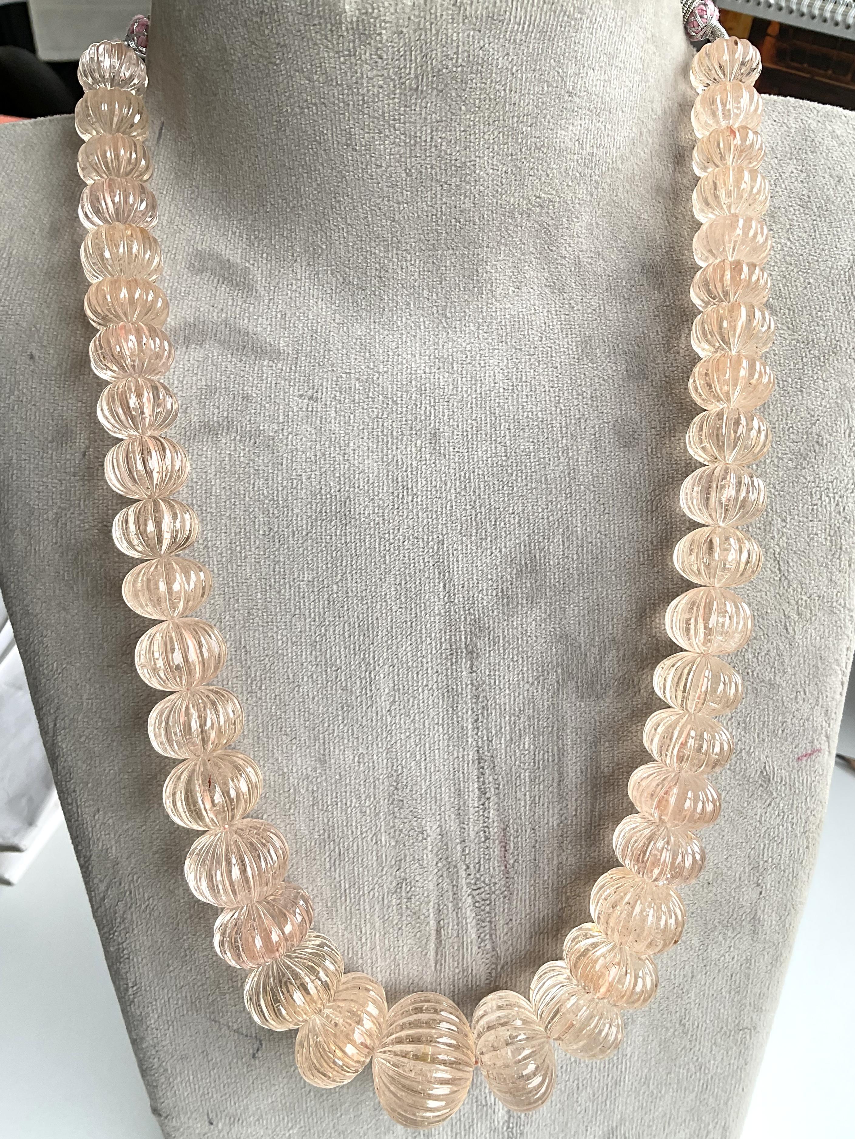 1395,25 Karat Morganit geriffelte Melonenperlen Halskette Top Qualität natürliche Edelsteine (Art déco) im Angebot