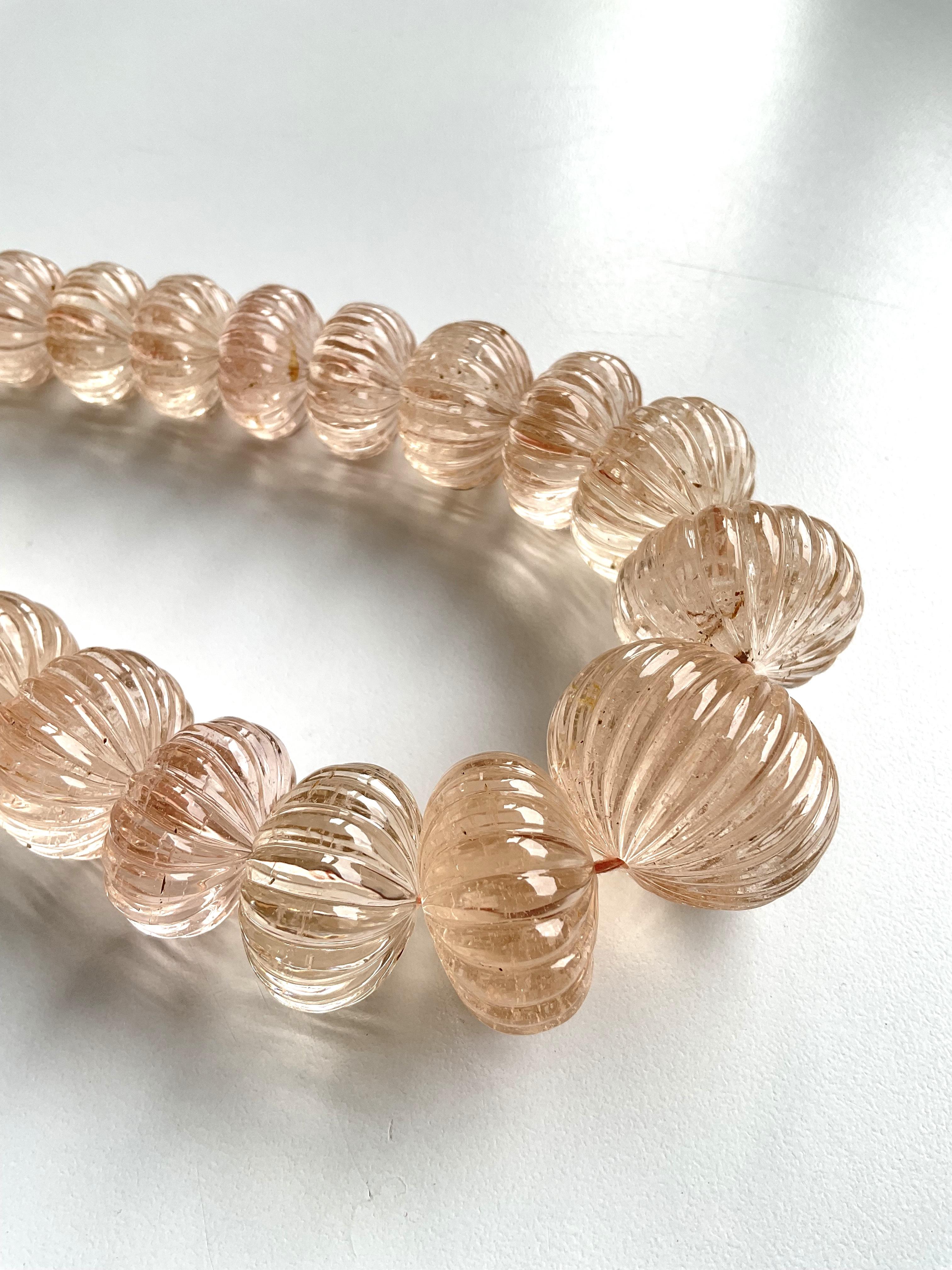 1395,25 Karat Morganit geriffelte Melonenperlen Halskette Top Qualität natürliche Edelsteine für Damen oder Herren im Angebot