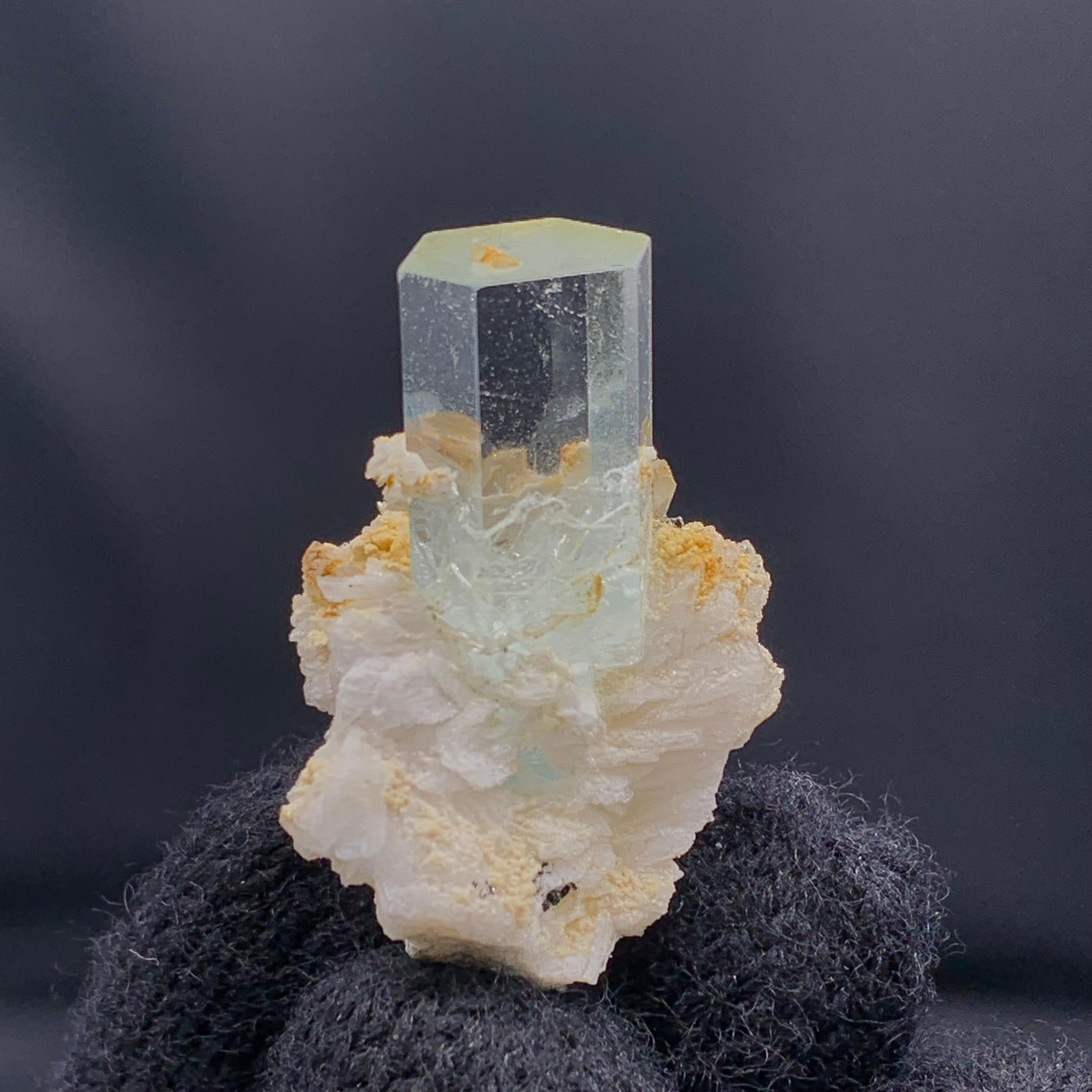 13,96 Gramm schmuckvoller Aquamarinkristall auf Albite aus Pakistan im Angebot 3