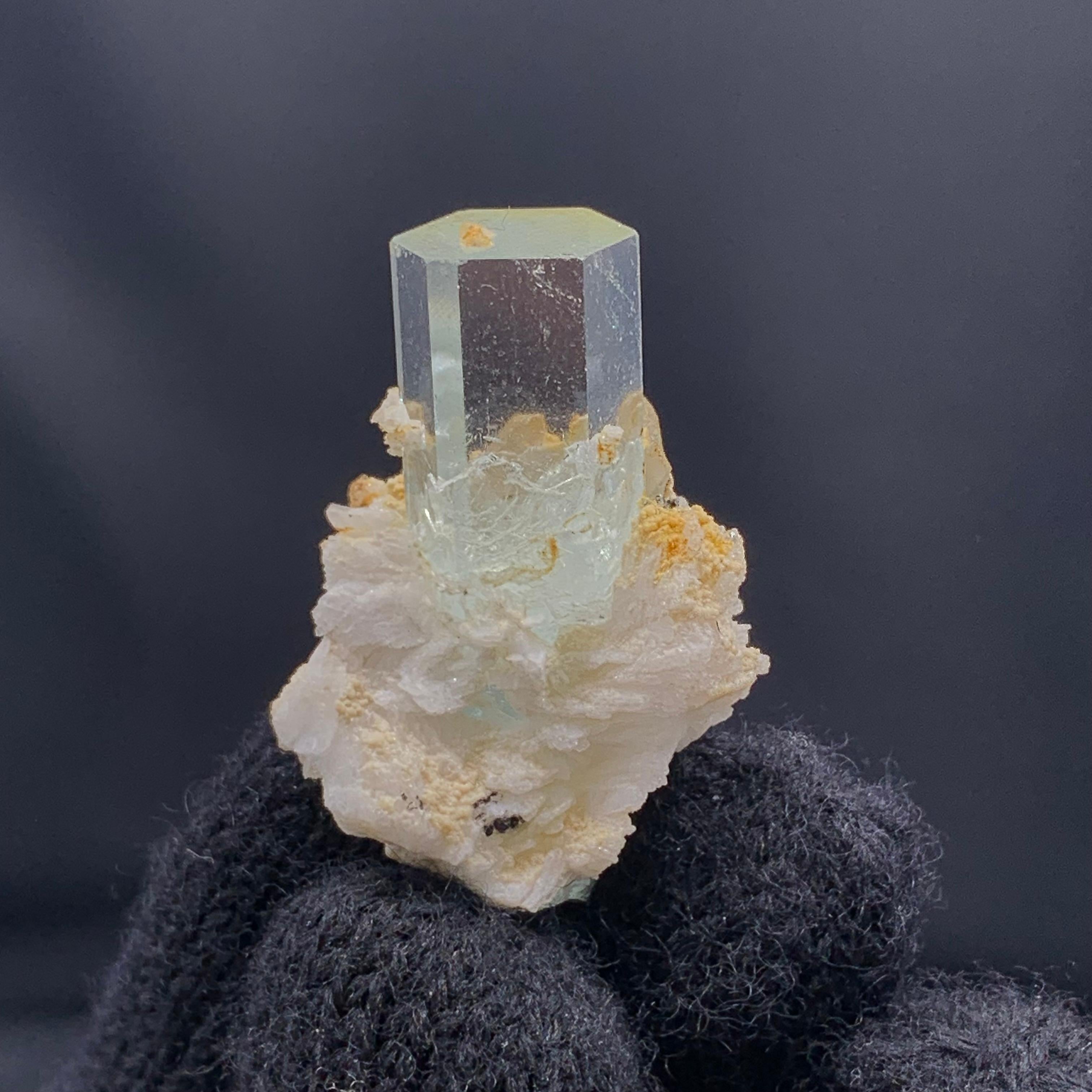 13,96 Gramm schmuckvoller Aquamarinkristall auf Albite aus Pakistan im Angebot 4