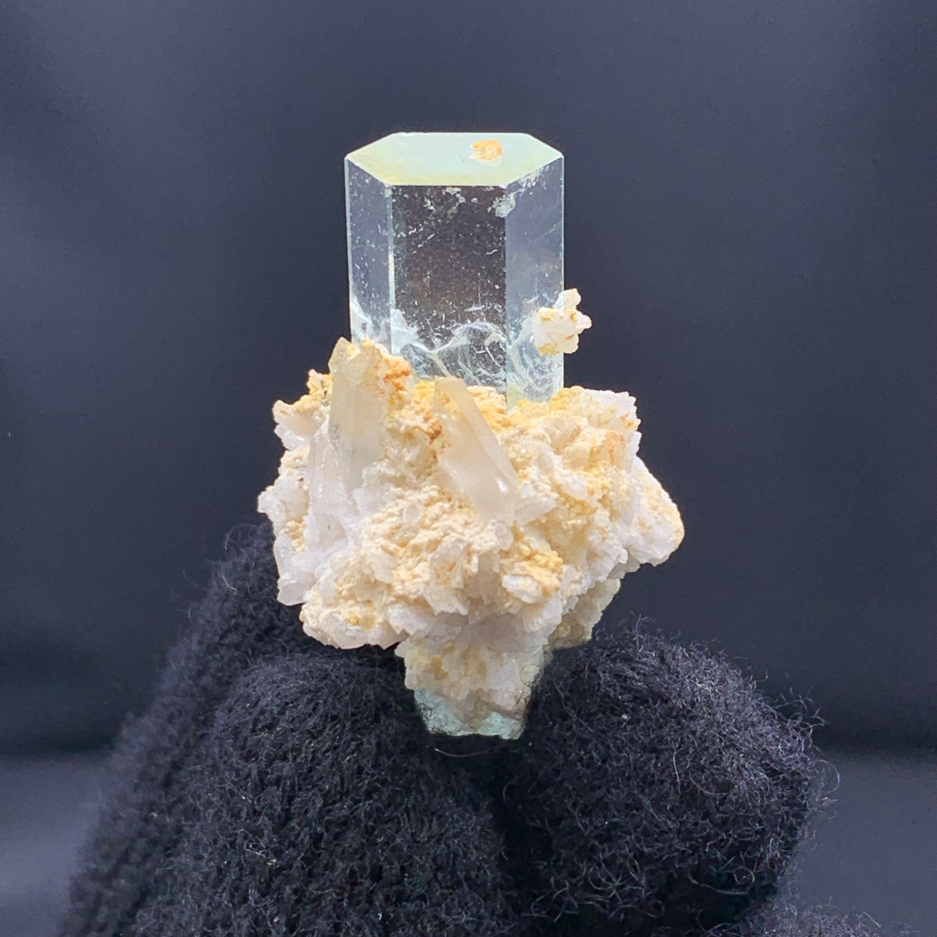 13,96 Gramm schmuckvoller Aquamarinkristall auf Albite aus Pakistan im Angebot 5