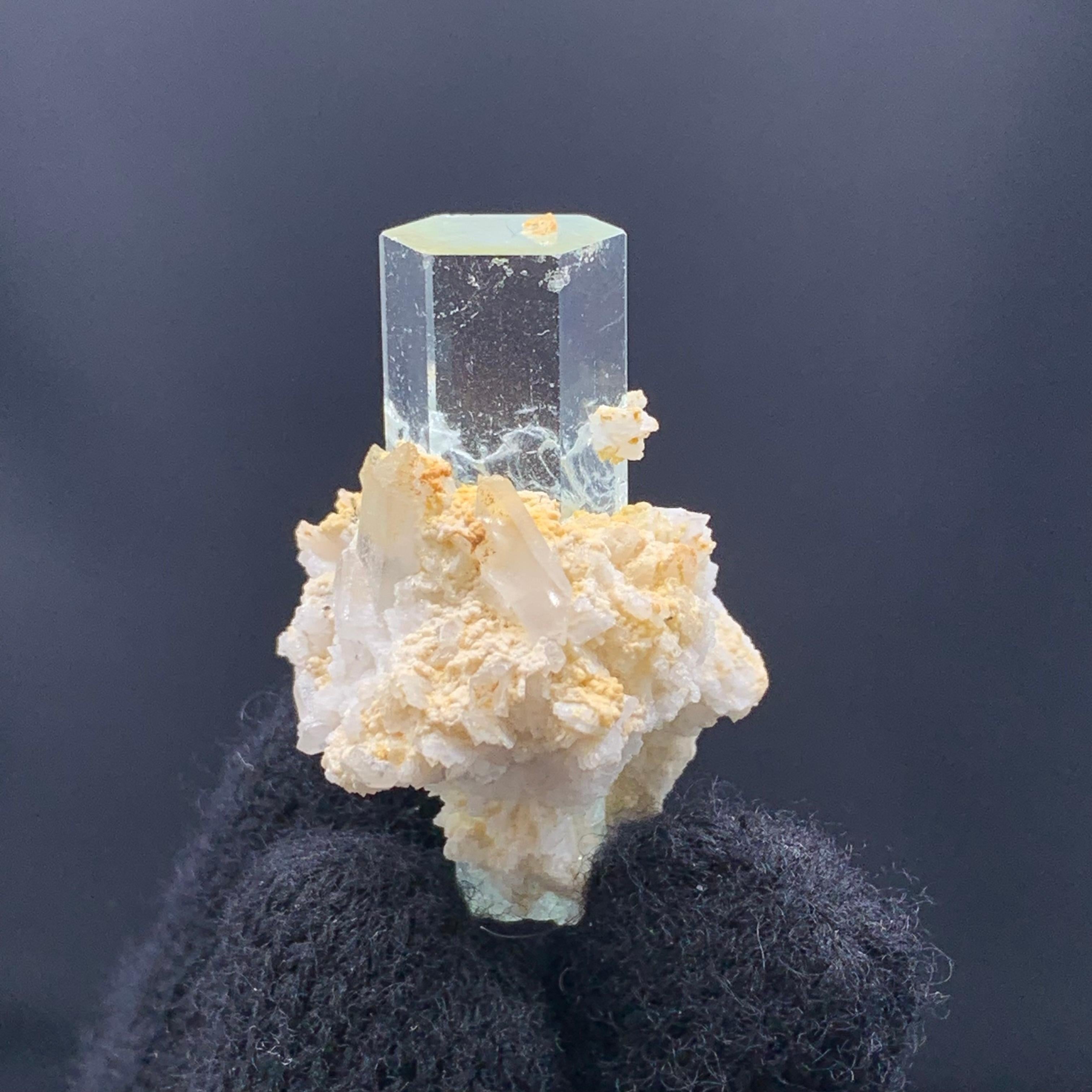 13,96 Gramm schmuckvoller Aquamarinkristall auf Albite aus Pakistan im Angebot 6
