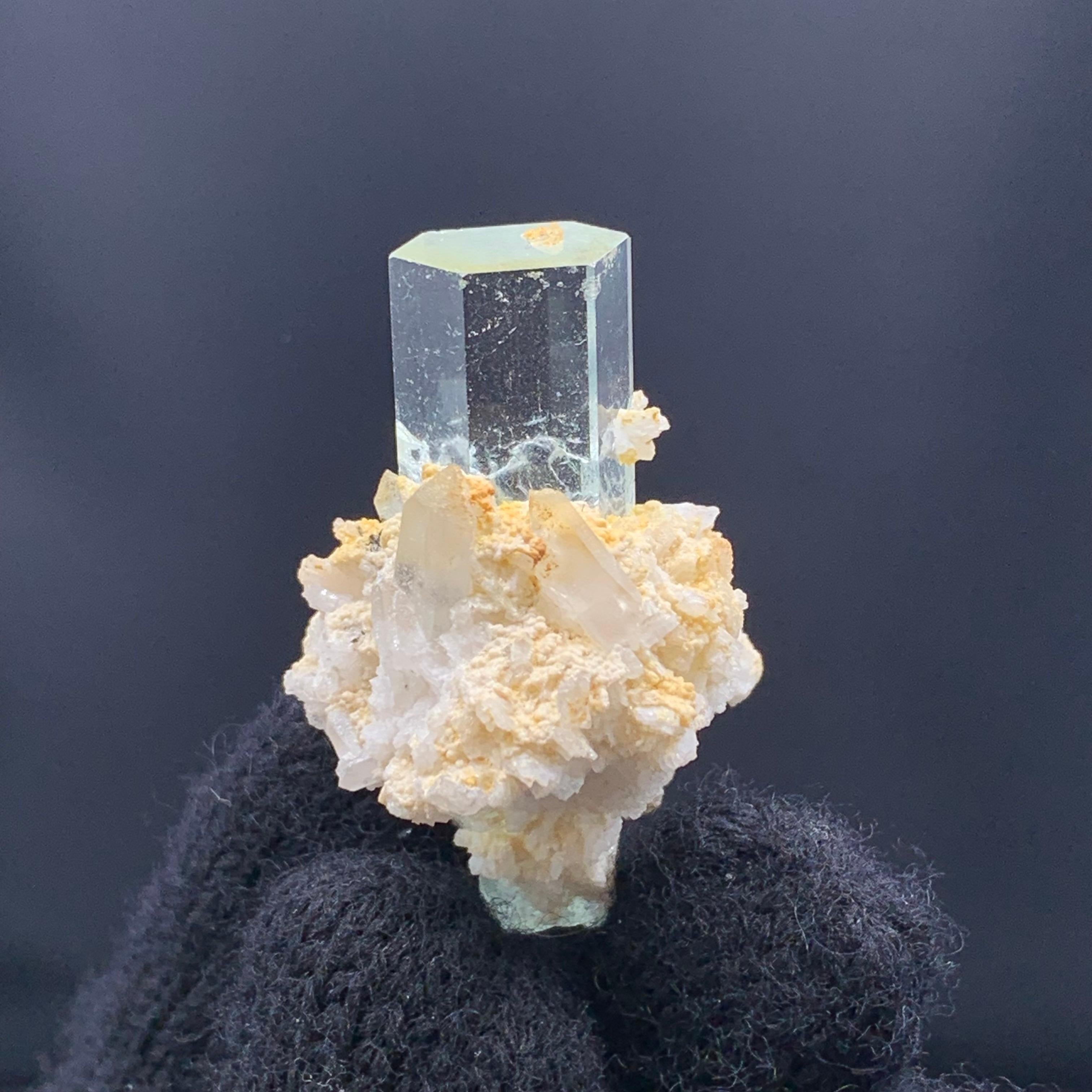 13,96 Gramm schmuckvoller Aquamarinkristall auf Albite aus Pakistan im Angebot 7