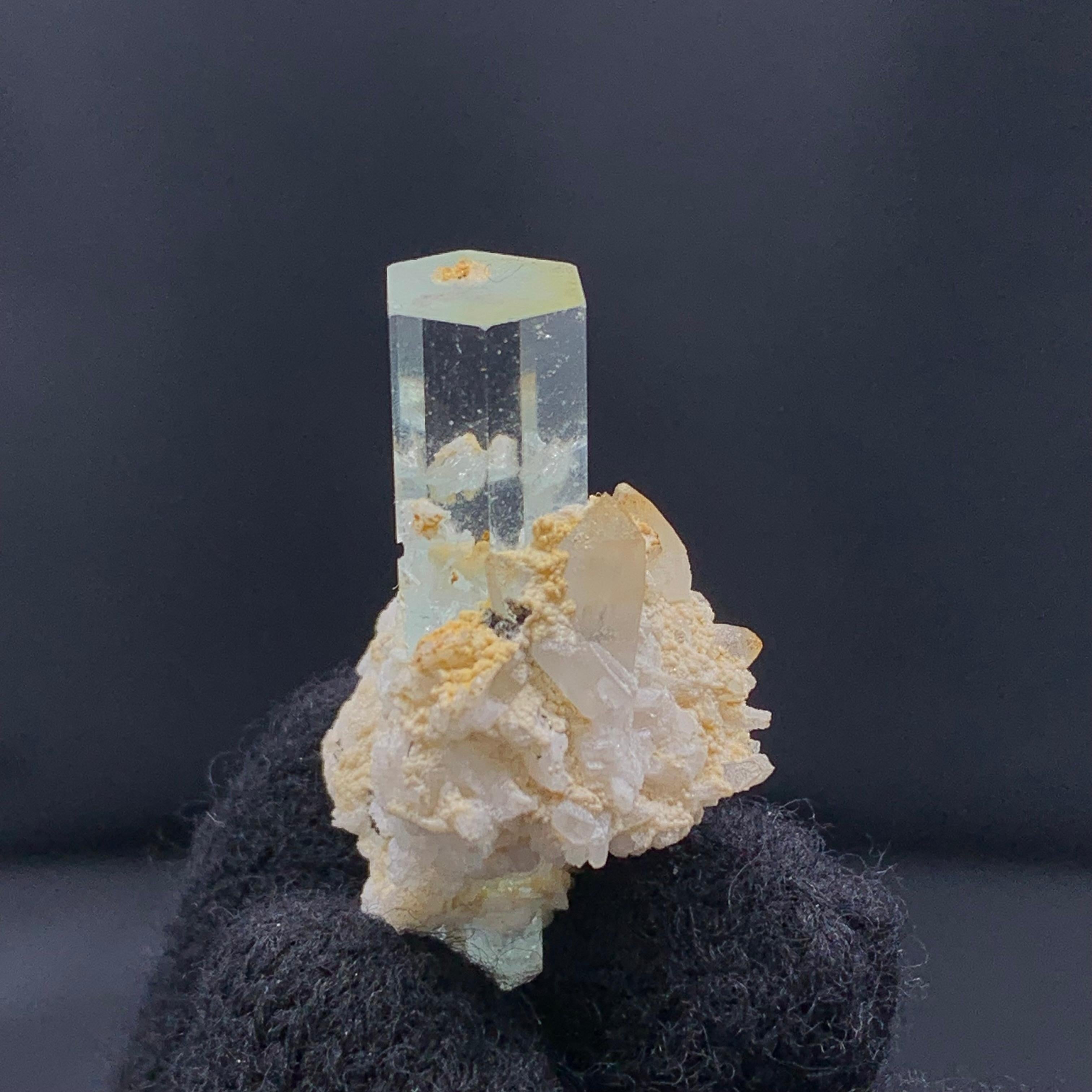 13,96 Gramm schmuckvoller Aquamarinkristall auf Albite aus Pakistan im Angebot 8