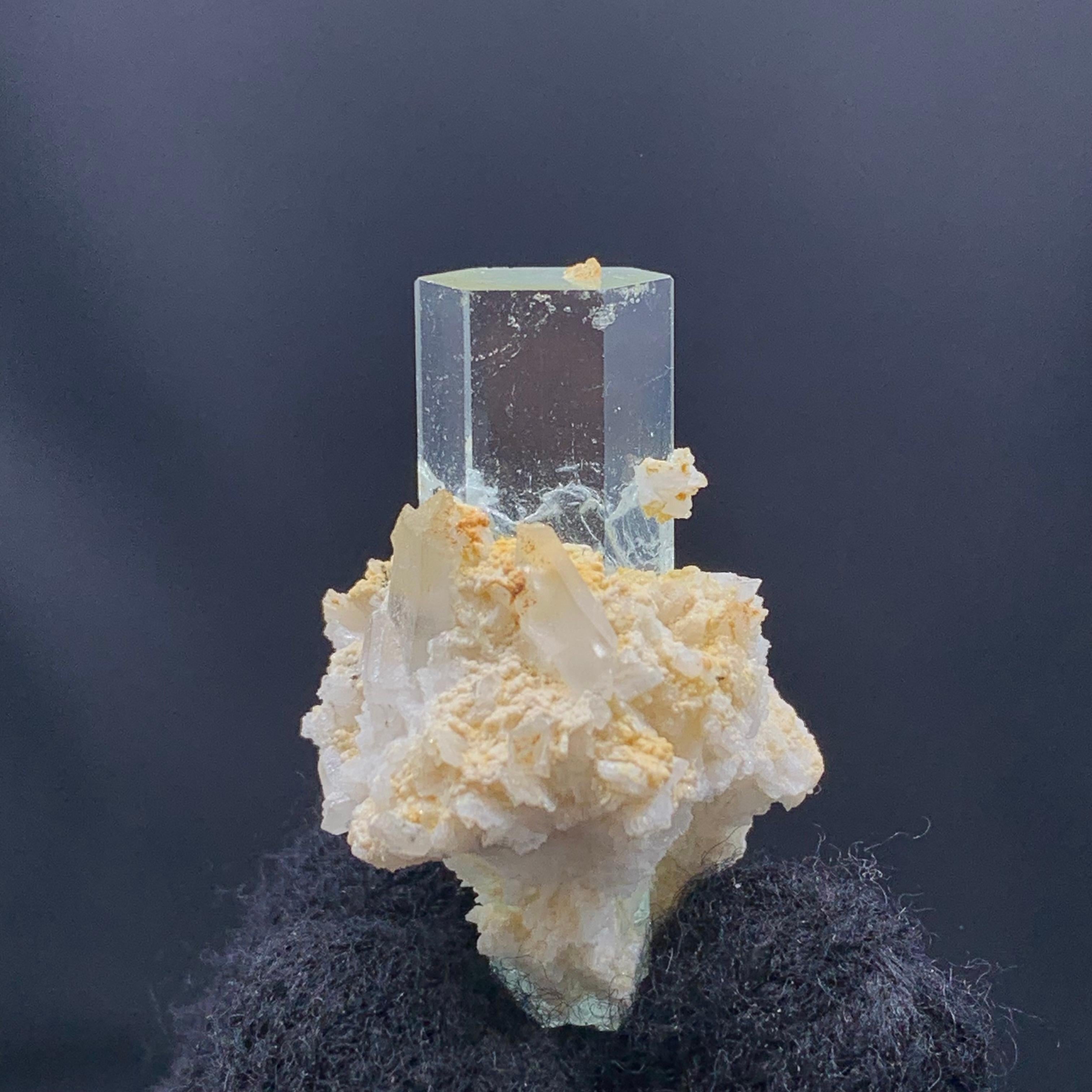 PRODUKTINFORMATION:

Name der Probe: Aquamarin-Kristall mit Albit

Gewicht: 13,96 Gramm

Abmessung: 3,8 x 2,6 x 2 cm

Behandlung: Keine

Herkunft: Bezirk Skardu, Provinz Gilgit Baltistan,
Pakistan

BESCHREIBUNG:

