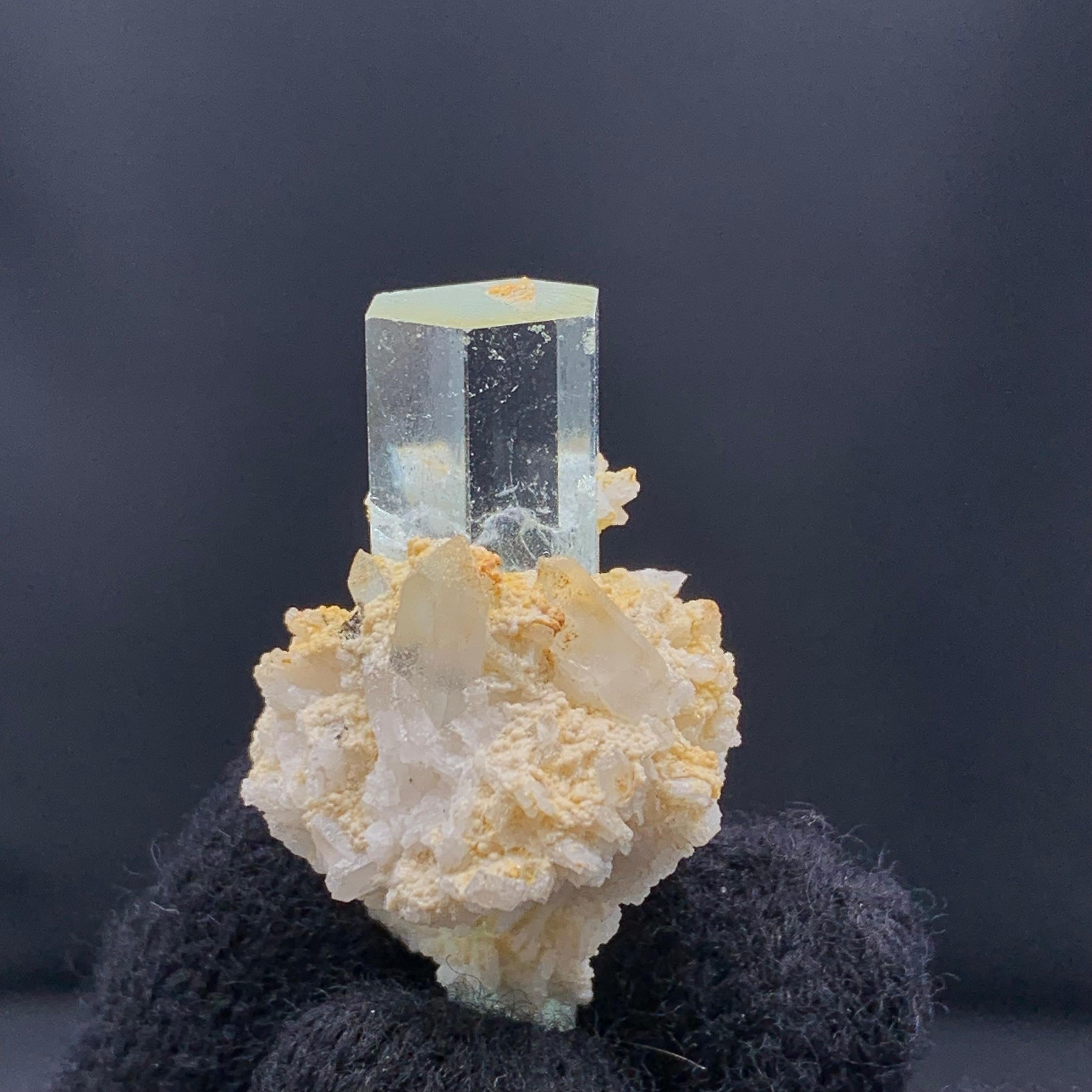 13,96 Gramm schmuckvoller Aquamarinkristall auf Albite aus Pakistan (Adamstil) im Angebot
