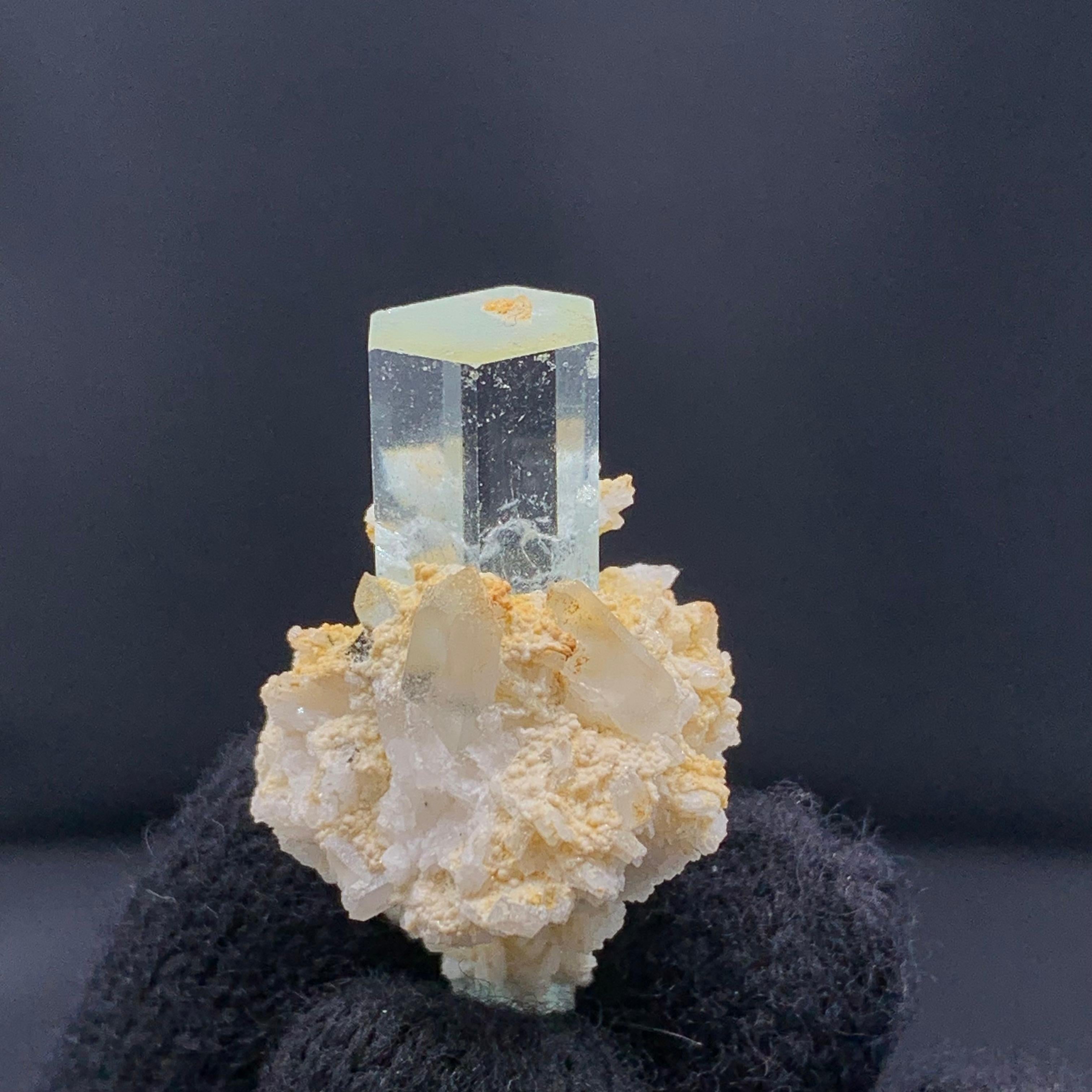 13,96 Gramm schmuckvoller Aquamarinkristall auf Albite aus Pakistan (Pakistanisch) im Angebot