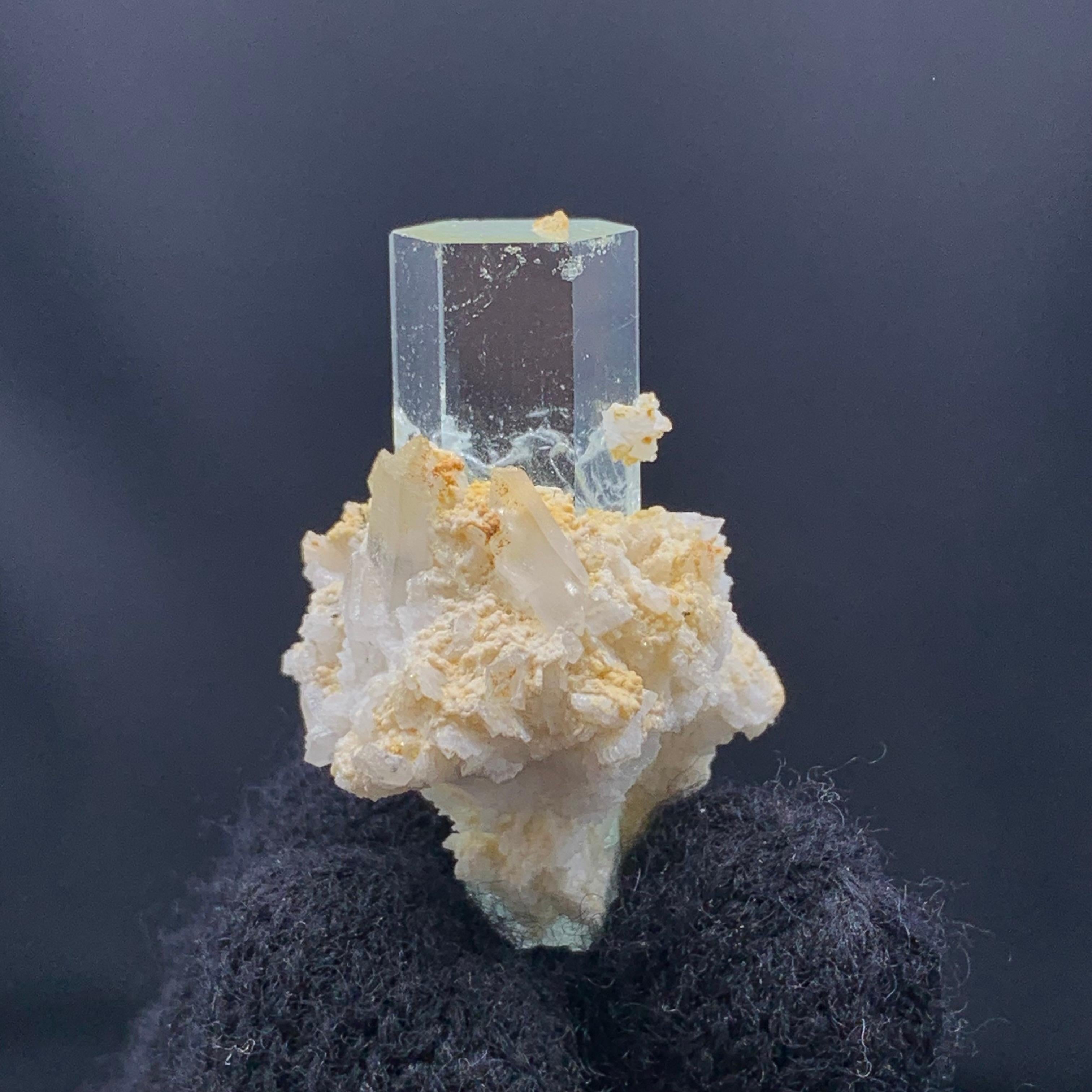 13,96 Gramm schmuckvoller Aquamarinkristall auf Albite aus Pakistan (21. Jahrhundert und zeitgenössisch) im Angebot