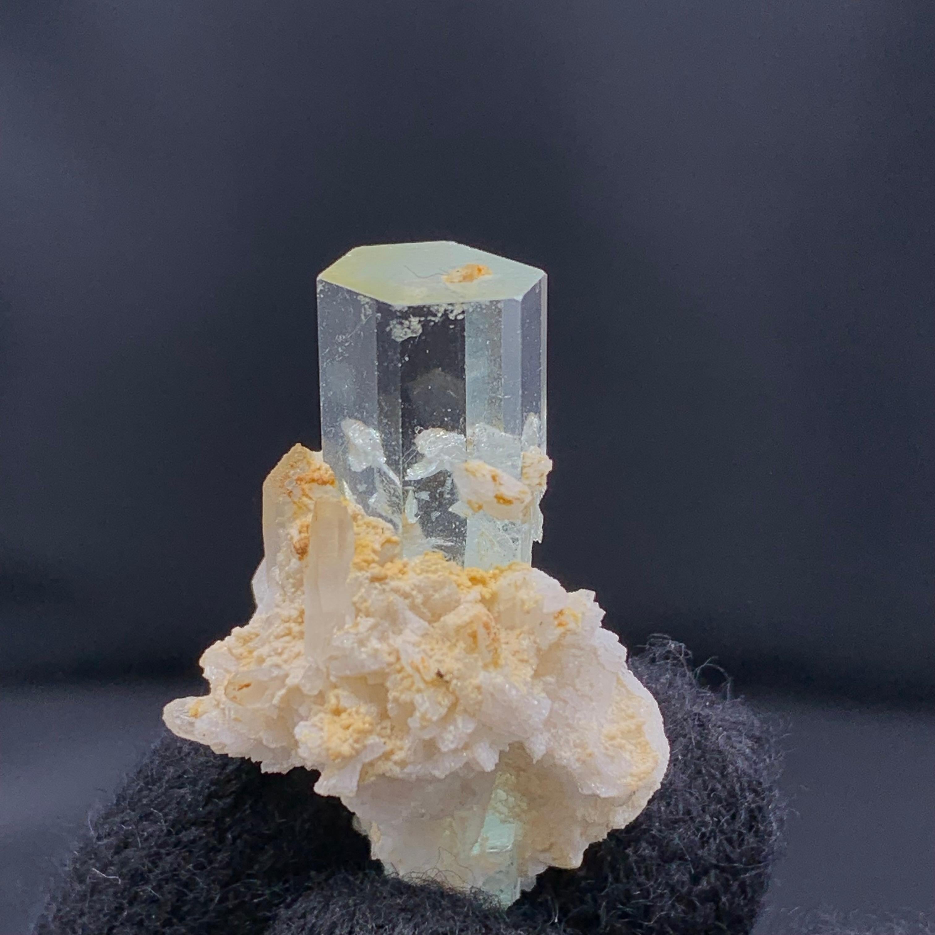 13,96 Gramm schmuckvoller Aquamarinkristall auf Albite aus Pakistan (Sonstiges) im Angebot