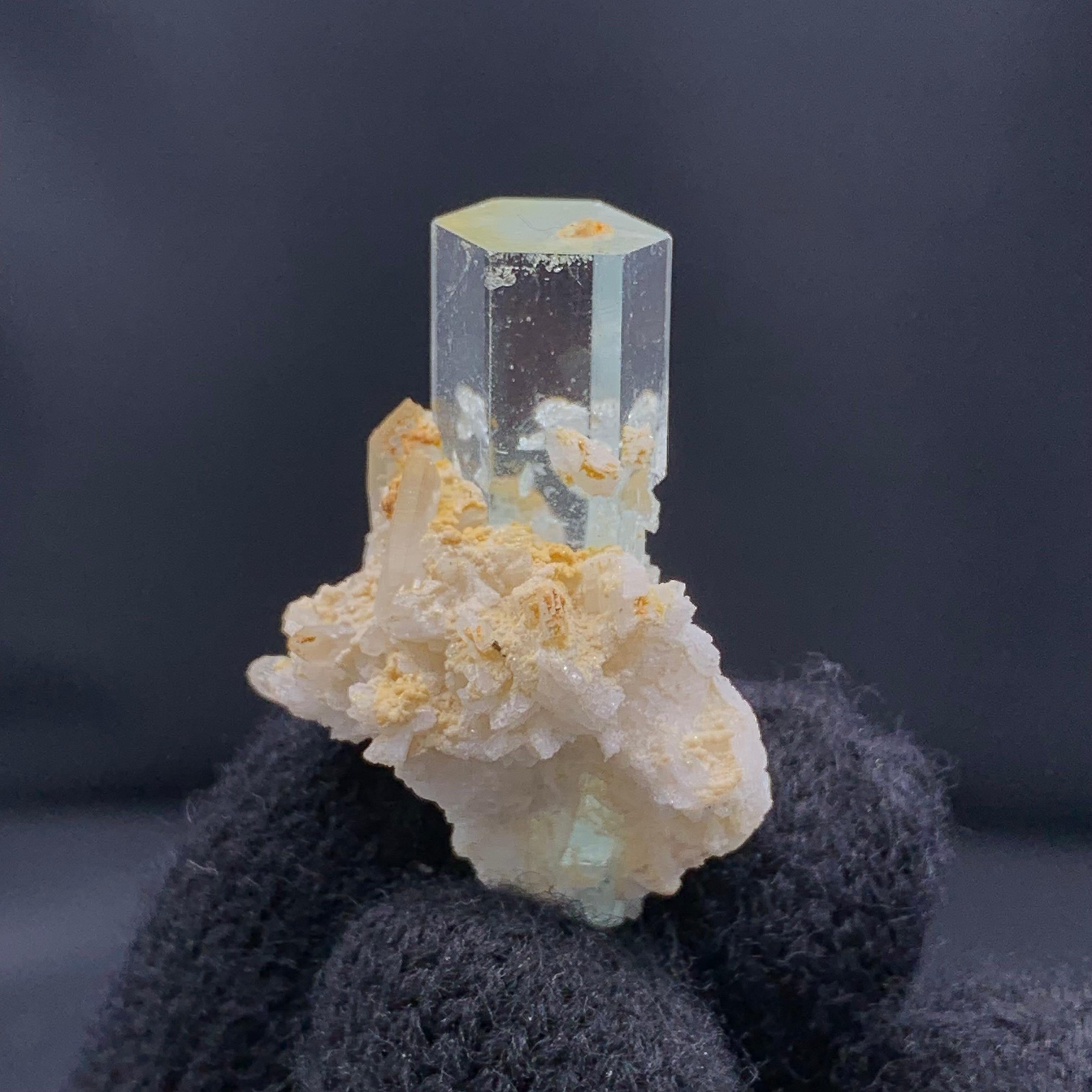 13,96 Gramm schmuckvoller Aquamarinkristall auf Albite aus Pakistan im Angebot 1