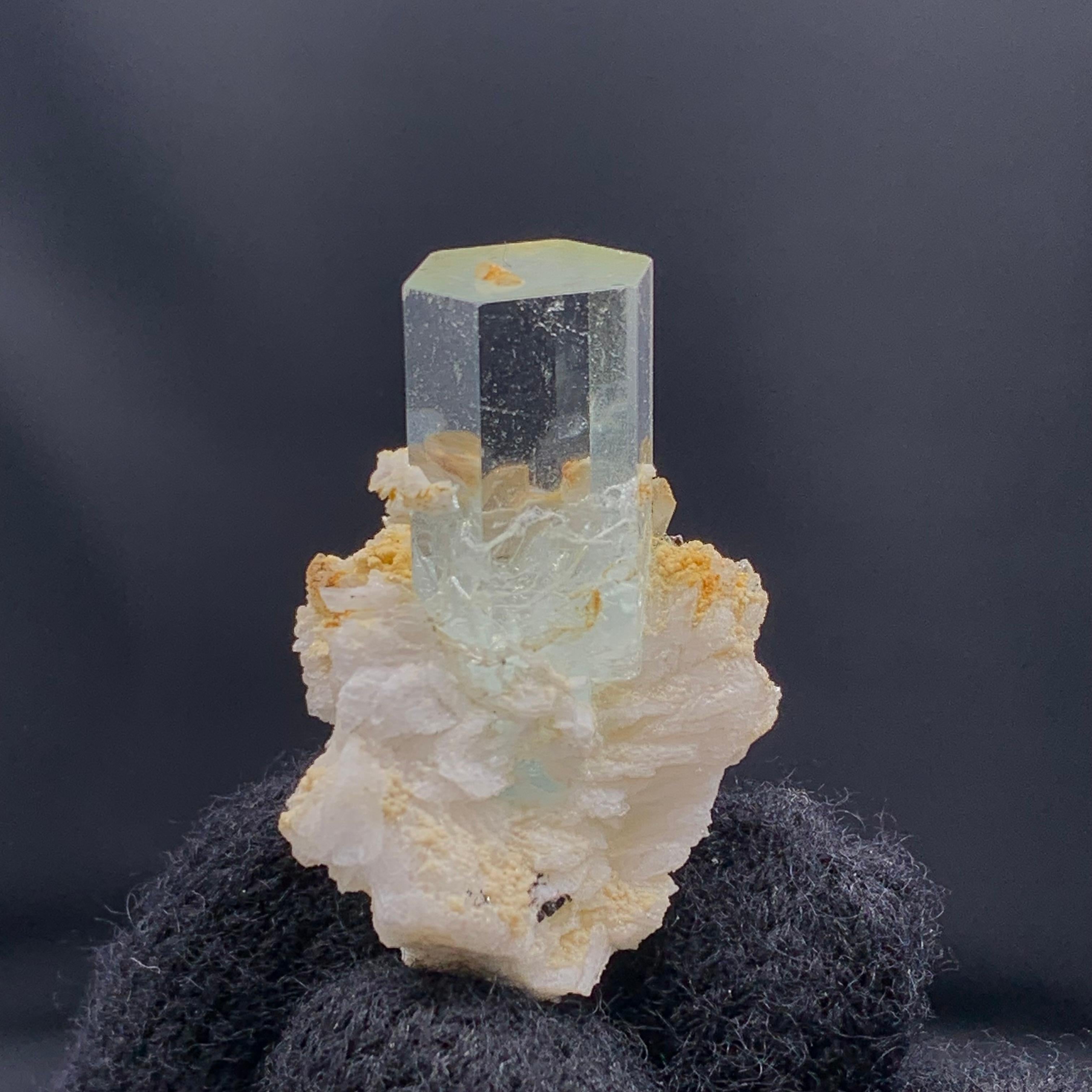 13,96 Gramm schmuckvoller Aquamarinkristall auf Albite aus Pakistan im Angebot 2
