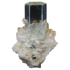 13,96 grammes d'aigue-marine ornée sur Albite du Pakistan