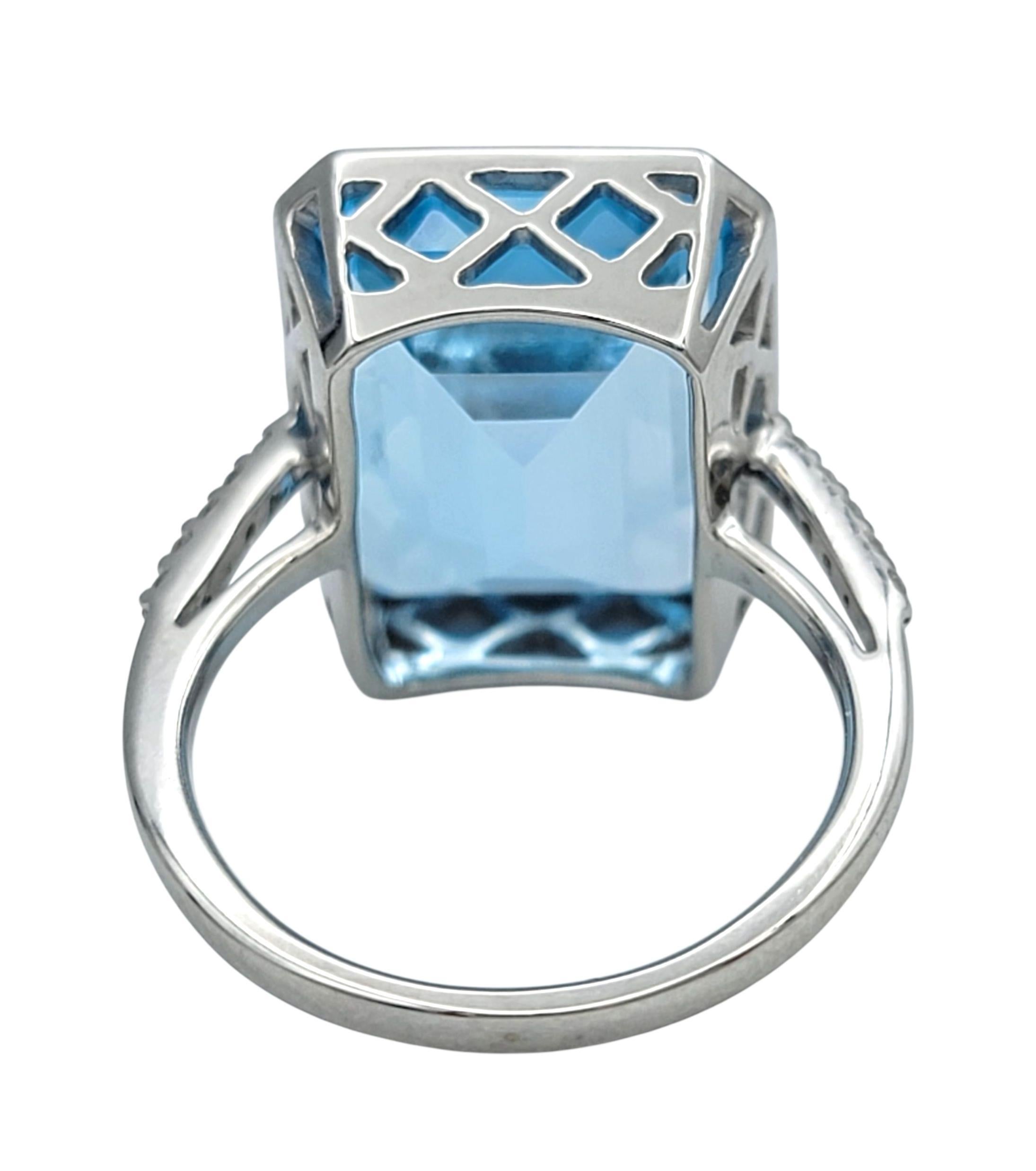 13,97 Karat Blauer Topas im Smaragdschliff mit Diamanten in 18 Karat Weißgold Damen im Angebot