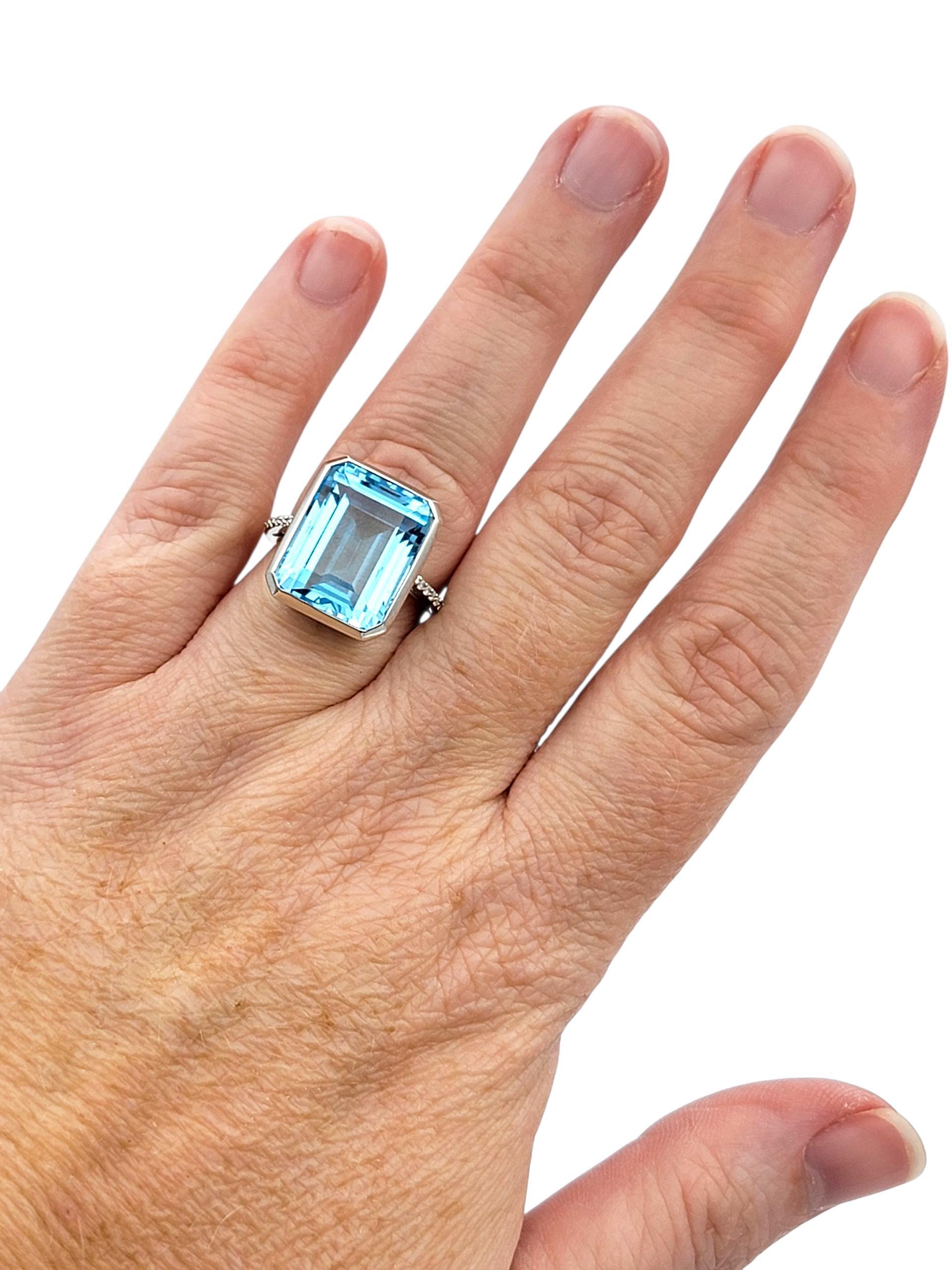 13,97 Karat Blauer Topas im Smaragdschliff mit Diamanten in 18 Karat Weißgold im Angebot 2